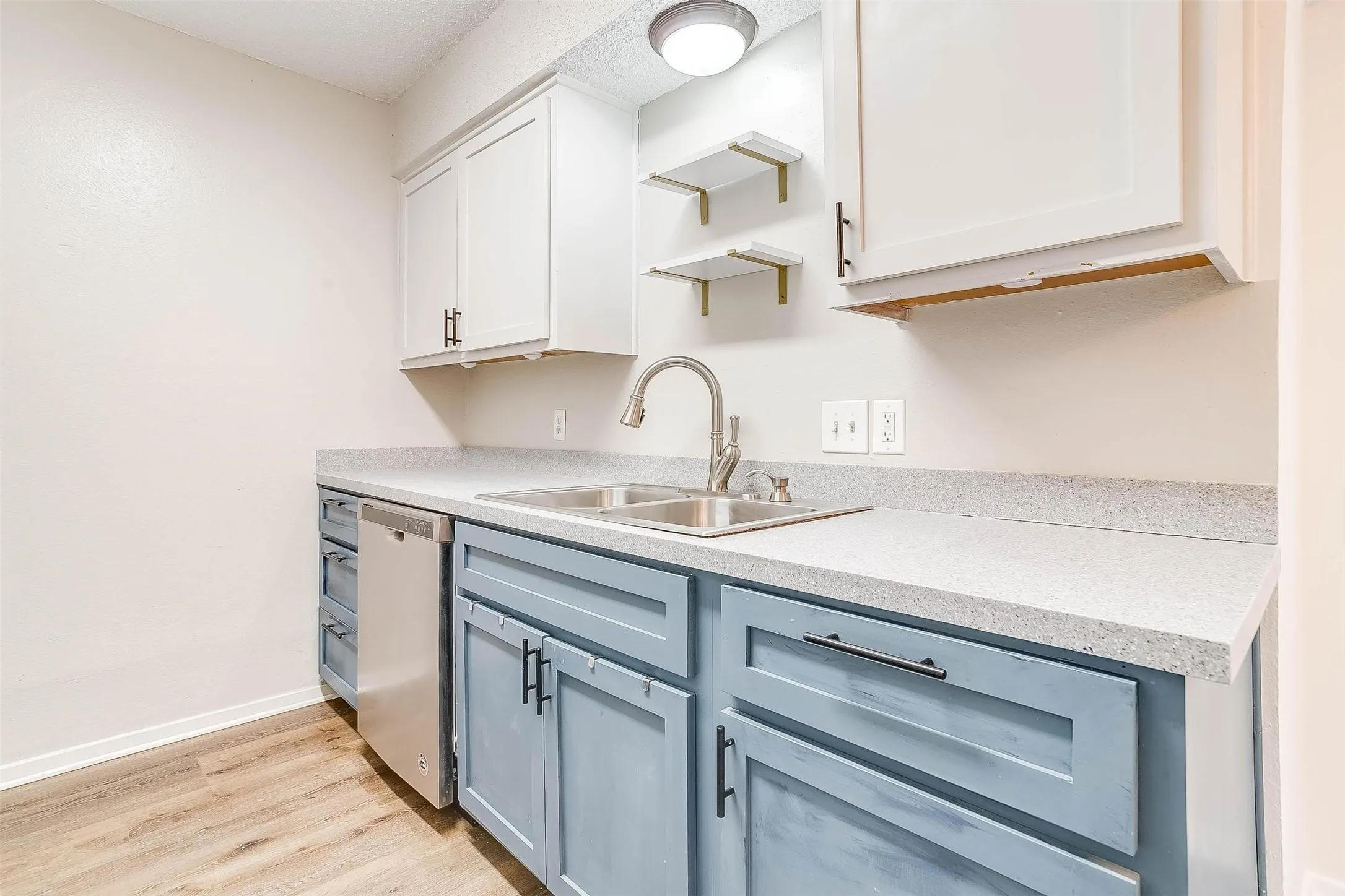 Single Family Residence For Rent in Johnson County , 828 Lynne Lane, Burleson, Texas 76028, 3 Bedroom, 2 Bathroom, 2 Garage spaces, 1,236 Sqft, built in 1981, mls#21351167, Real Estate Agent in Burleson, Homes For Rent in Johnson county, Homes For Rent in Burleson, Realtor in Burleson Texas, Real Estate Brokerage Independent Realty Texas, Luminita Cordes Realtor