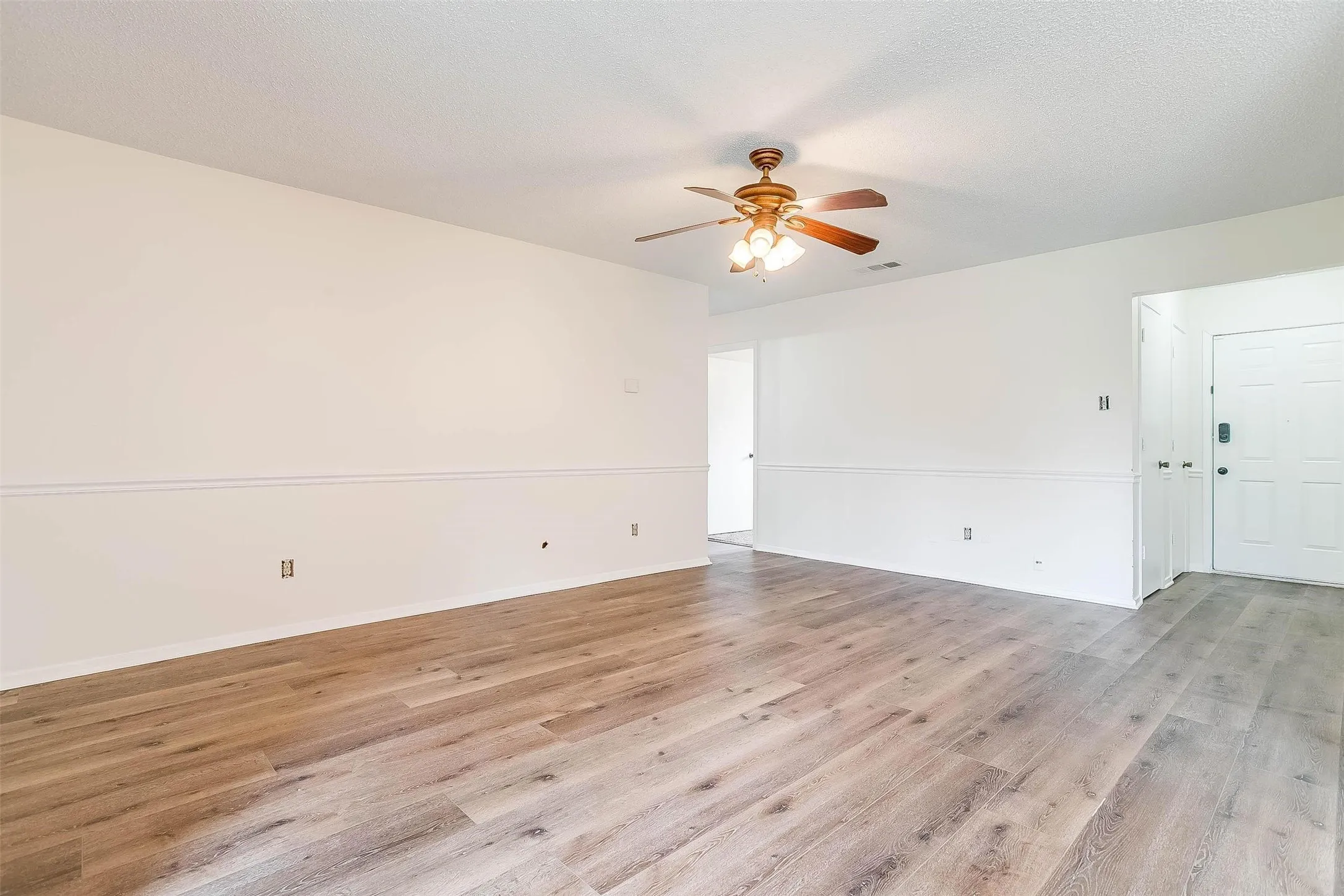 Single Family Residence For Rent in Johnson County , 828 Lynne Lane, Burleson, Texas 76028, 3 Bedroom, 2 Bathroom, 2 Garage spaces, 1,236 Sqft, built in 1981, mls#21351167, Real Estate Agent in Burleson, Homes For Rent in Johnson county, Homes For Rent in Burleson, Realtor in Burleson Texas, Real Estate Brokerage Independent Realty Texas, Luminita Cordes Realtor