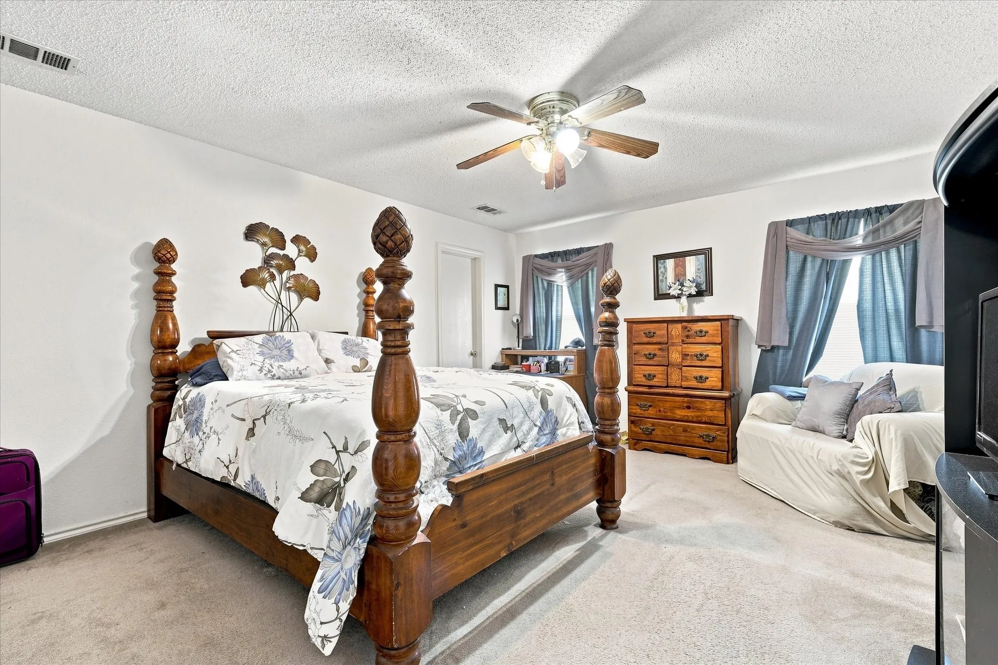 Single Family Residence For Sale in Kaufman County , 10475 Country View Lane, Forney, Texas 75126, 4 Bedroom, 3 Bathroom, 2 Garage spaces, 2,117 Sqft, built in 2002, mls#21359217, Real Estate Agent in Forney, Homes For Sale in Kaufman county, Homes For Sale in Forney, Realtor in Forney Texas, Real Estate Brokerage Independent Realty Texas, Luminita Cordes Realtor