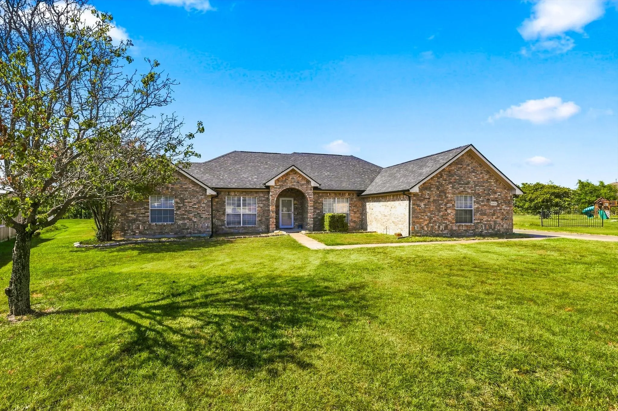 Single Family Residence For Sale in Kaufman County , 10475 Country View Lane, Forney, Texas 75126, 4 Bedroom, 3 Bathroom, 2 Garage spaces, 2,117 Sqft, built in 2002, mls#21359217, Real Estate Agent in Forney, Homes For Sale in Kaufman county, Homes For Sale in Forney, Realtor in Forney Texas, Real Estate Brokerage Independent Realty Texas, Luminita Cordes Realtor