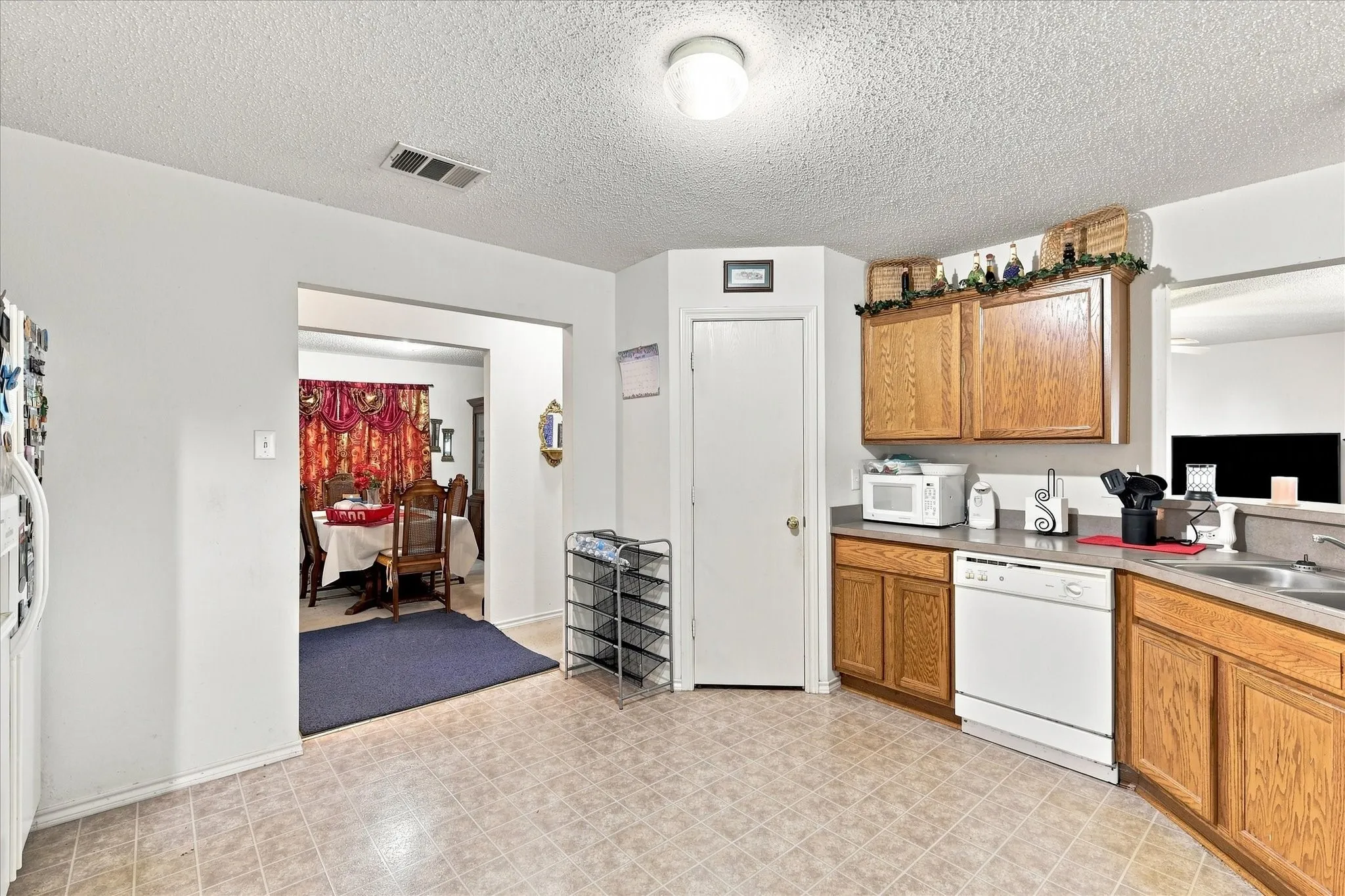 Single Family Residence For Sale in Kaufman County , 10475 Country View Lane, Forney, Texas 75126, 4 Bedroom, 3 Bathroom, 2 Garage spaces, 2,117 Sqft, built in 2002, mls#21359217, Real Estate Agent in Forney, Homes For Sale in Kaufman county, Homes For Sale in Forney, Realtor in Forney Texas, Real Estate Brokerage Independent Realty Texas, Luminita Cordes Realtor