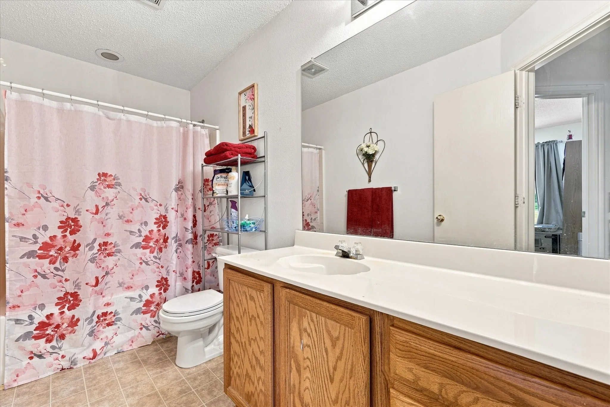 Single Family Residence For Sale in Kaufman County , 10475 Country View Lane, Forney, Texas 75126, 4 Bedroom, 3 Bathroom, 2 Garage spaces, 2,117 Sqft, built in 2002, mls#21359217, Real Estate Agent in Forney, Homes For Sale in Kaufman county, Homes For Sale in Forney, Realtor in Forney Texas, Real Estate Brokerage Independent Realty Texas, Luminita Cordes Realtor