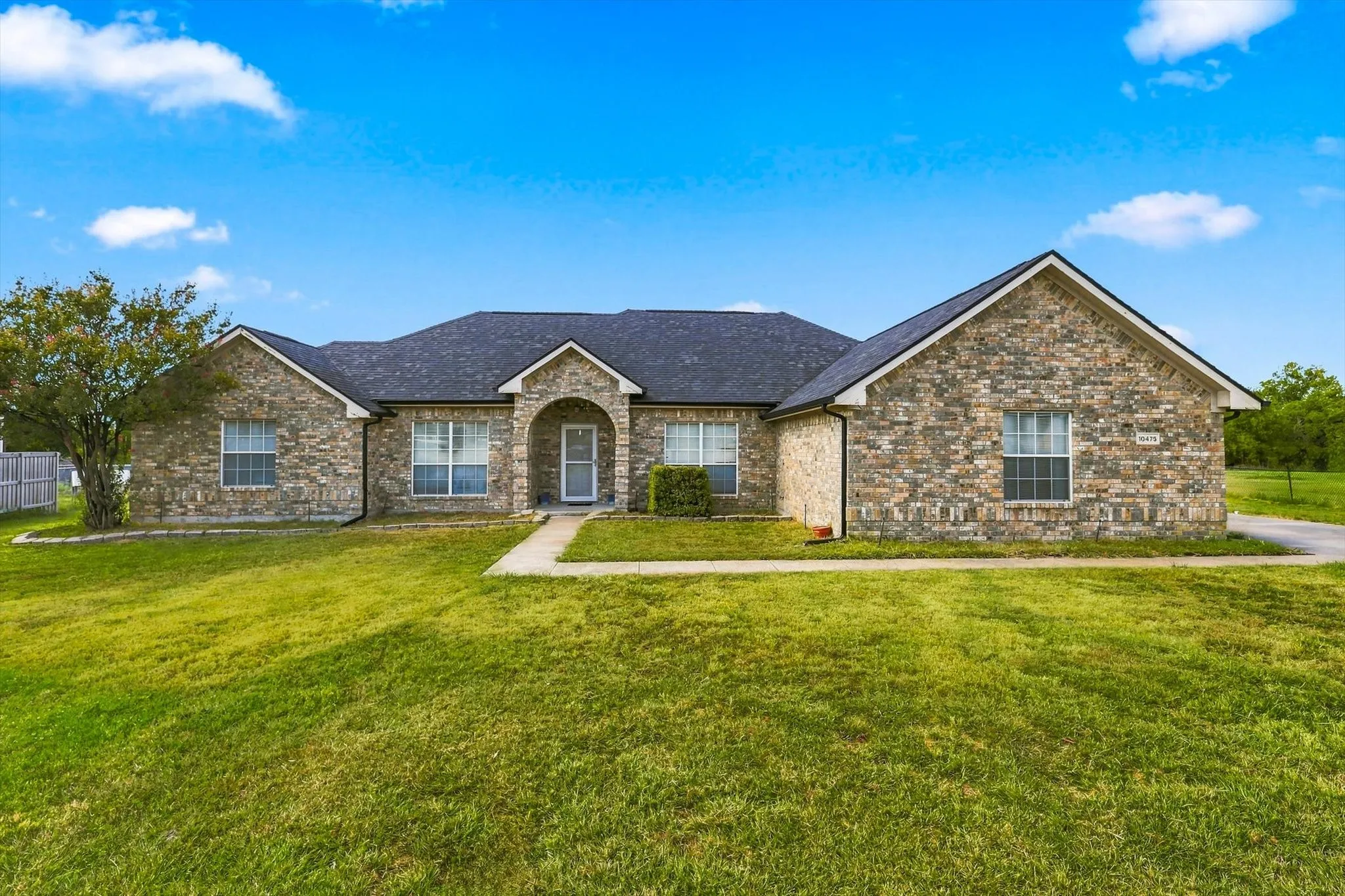 Single Family Residence For Sale in Kaufman County , 10475 Country View Lane, Forney, Texas 75126, 4 Bedroom, 3 Bathroom, 2 Garage spaces, 2,117 Sqft, built in 2002, mls#21359217, Real Estate Agent in Forney, Homes For Sale in Kaufman county, Homes For Sale in Forney, Realtor in Forney Texas, Real Estate Brokerage Independent Realty Texas, Luminita Cordes Realtor