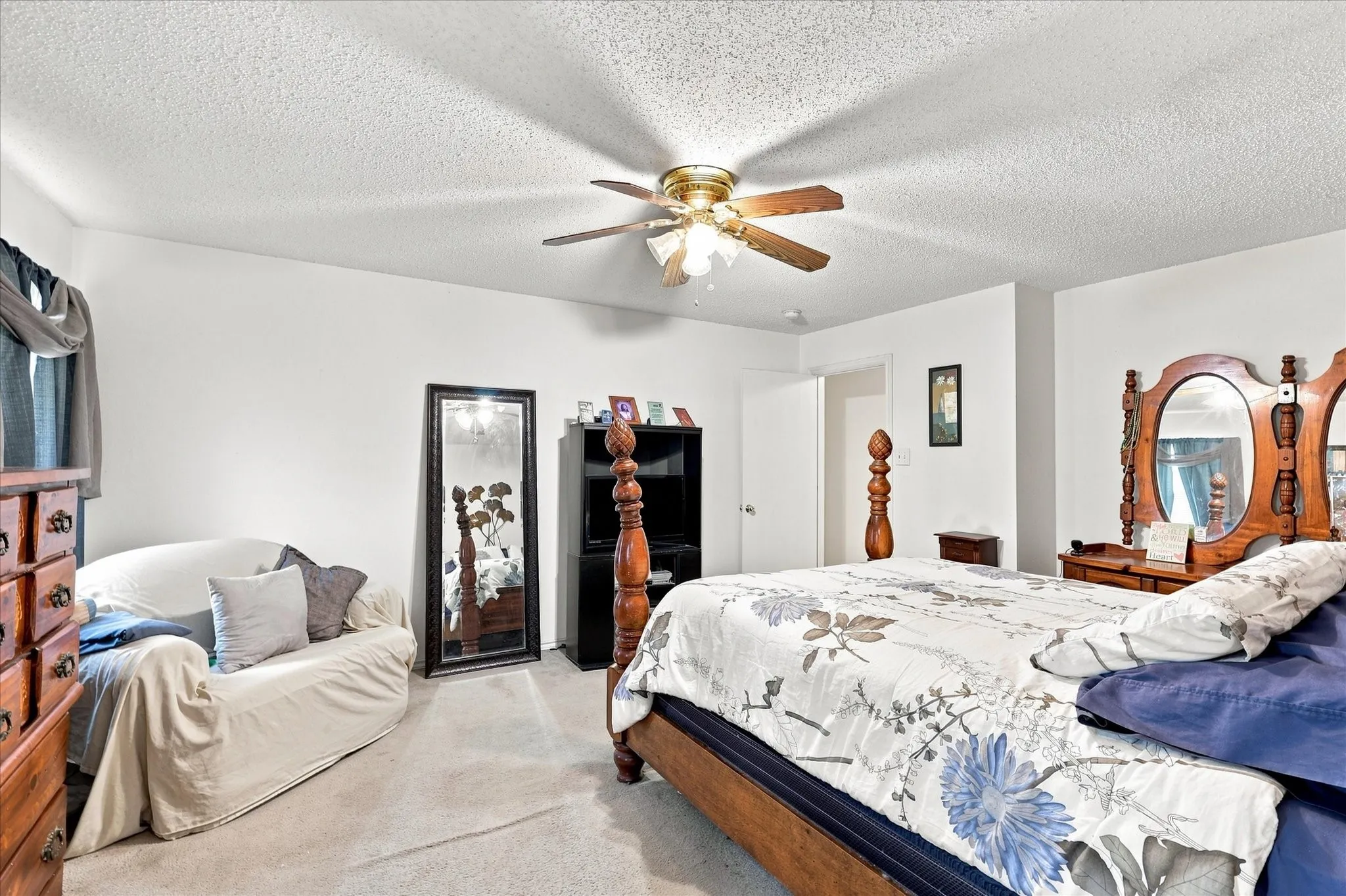 Single Family Residence For Sale in Kaufman County , 10475 Country View Lane, Forney, Texas 75126, 4 Bedroom, 3 Bathroom, 2 Garage spaces, 2,117 Sqft, built in 2002, mls#21359217, Real Estate Agent in Forney, Homes For Sale in Kaufman county, Homes For Sale in Forney, Realtor in Forney Texas, Real Estate Brokerage Independent Realty Texas, Luminita Cordes Realtor