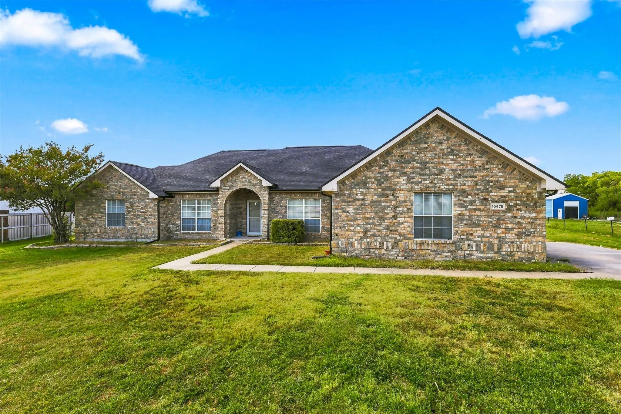 Single Family Residence For Sale in Kaufman County , 10475 Country View Lane, Forney, Texas 75126, 4 Bedroom, 3 Bathroom, 2 Garage spaces, 2,117 Sqft, built in 2002, mls#21359217, Real Estate Agent in Forney, Homes For Sale in Kaufman county, Homes For Sale in Forney, Realtor in Forney Texas, Real Estate Brokerage Independent Realty Texas, Luminita Cordes Realtor