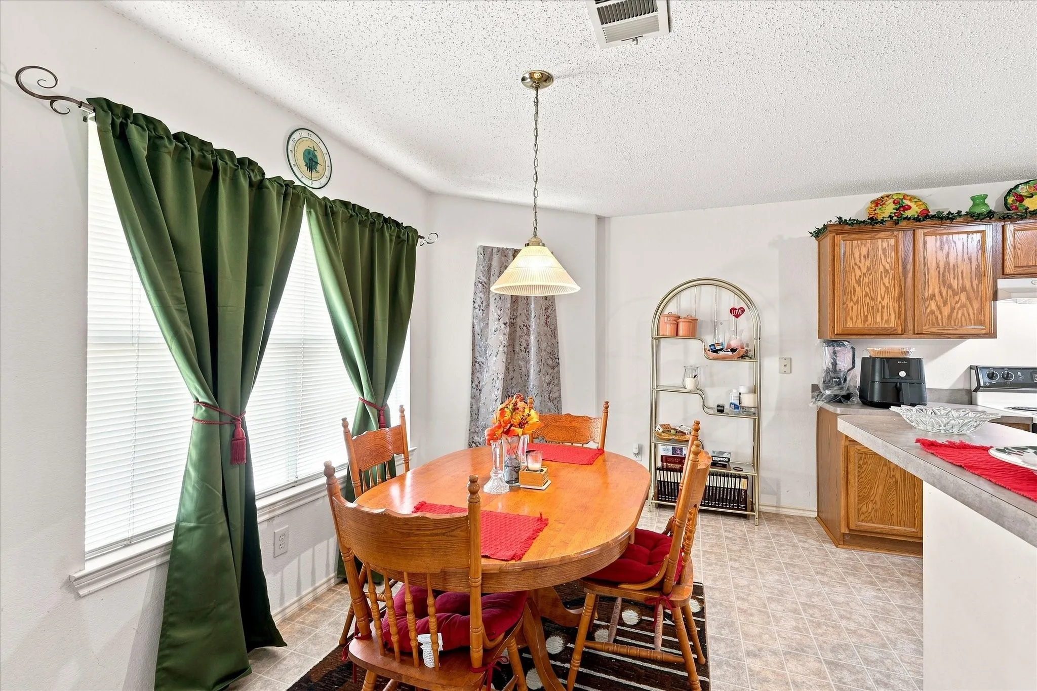 Single Family Residence For Sale in Kaufman County , 10475 Country View Lane, Forney, Texas 75126, 4 Bedroom, 3 Bathroom, 2 Garage spaces, 2,117 Sqft, built in 2002, mls#21359217, Real Estate Agent in Forney, Homes For Sale in Kaufman county, Homes For Sale in Forney, Realtor in Forney Texas, Real Estate Brokerage Independent Realty Texas, Luminita Cordes Realtor