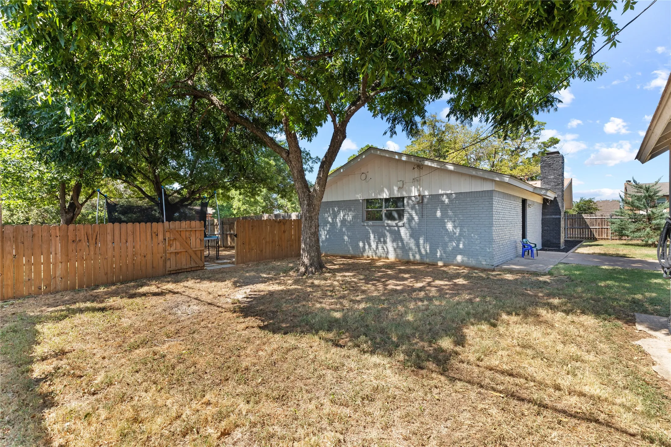 Single Family Residence For Sale in Tarrant County , 213 Wilshire Drive, Euless, Texas 76040, 3 Bedroom, 2 Bathroom, 1 Garage spaces, 1,870 Sqft, built in 1964, mls#21363194, Real Estate Agent in Euless, Homes For Sale in Tarrant county, Homes For Sale in Euless, Realtor in Euless Texas, Real Estate Brokerage Independent Realty Texas, Luminita Cordes Realtor