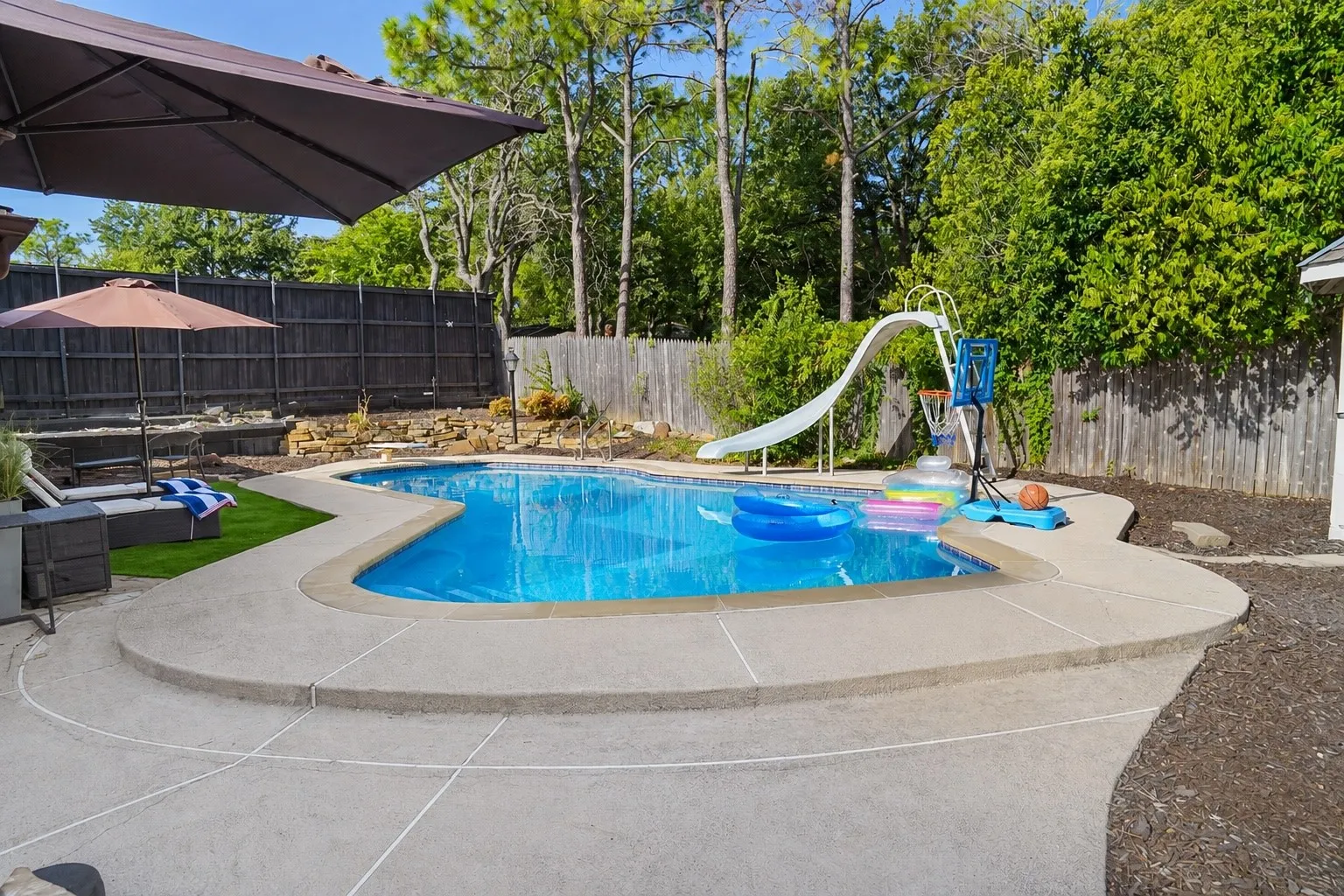 Single Family Residence For Sale in Tarrant County , 2200 Midhurst Drive, Arlington, Texas 76013, 4 Bedroom, 3 Bathroom, 2 Garage spaces, 2,782 Sqft, built in 1973, mls#21364136, Real Estate Agent in Arlington, Homes For Sale in Tarrant county, Homes For Sale in Arlington, Realtor in Arlington Texas, Real Estate Brokerage Independent Realty Texas, Luminita Cordes Realtor