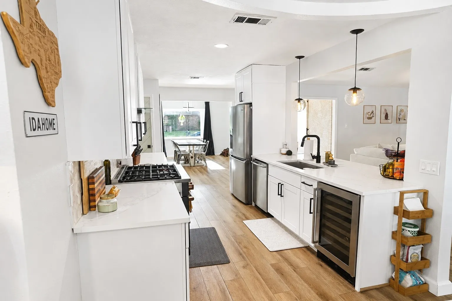 Single Family Residence For Sale in Tarrant County , 2200 Midhurst Drive, Arlington, Texas 76013, 4 Bedroom, 3 Bathroom, 2 Garage spaces, 2,782 Sqft, built in 1973, mls#21364136, Real Estate Agent in Arlington, Homes For Sale in Tarrant county, Homes For Sale in Arlington, Realtor in Arlington Texas, Real Estate Brokerage Independent Realty Texas, Luminita Cordes Realtor