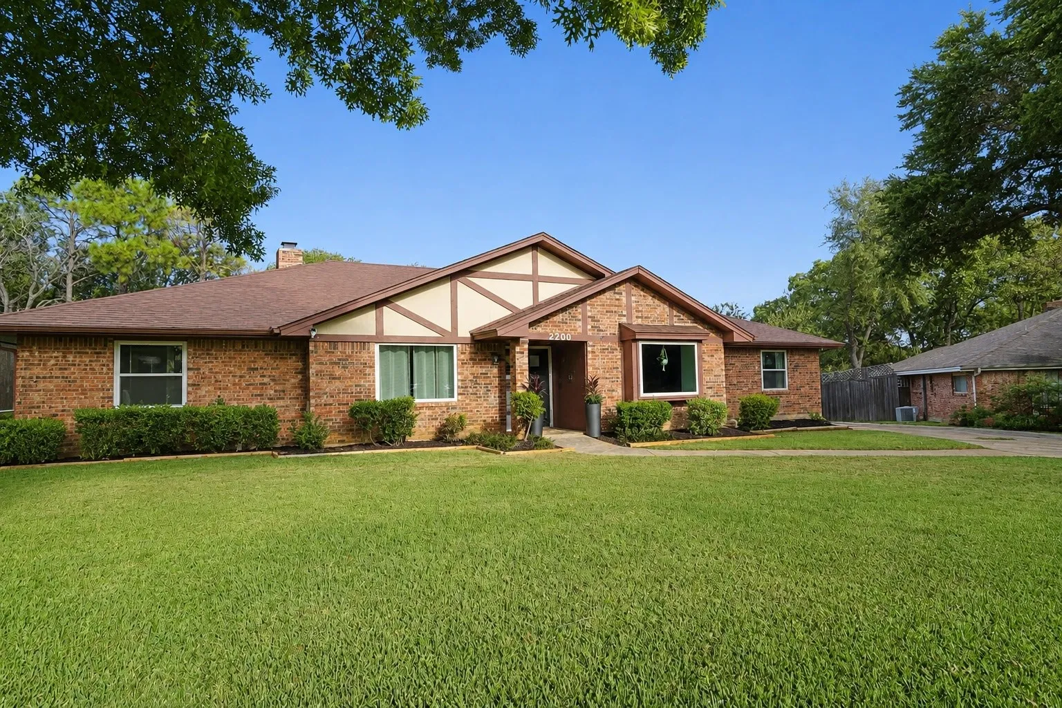 Single Family Residence For Sale in Tarrant County , 2200 Midhurst Drive, Arlington, Texas 76013, 4 Bedroom, 3 Bathroom, 2 Garage spaces, 2,782 Sqft, built in 1973, mls#21364136, Real Estate Agent in Arlington, Homes For Sale in Tarrant county, Homes For Sale in Arlington, Realtor in Arlington Texas, Real Estate Brokerage Independent Realty Texas, Luminita Cordes Realtor