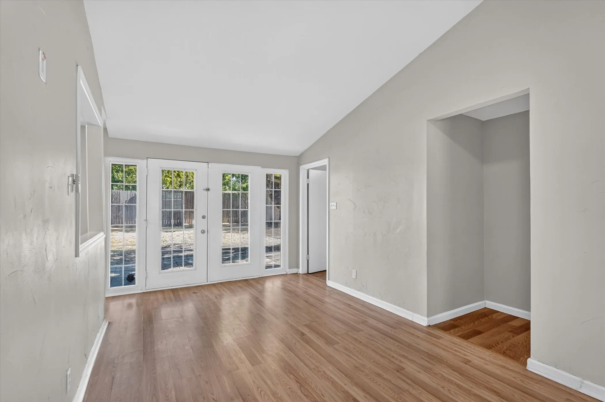 Single Family Residence For Rent in Dallas County , 828 Kingswood Avenue, Richardson, Texas 75080, 4 Bedroom, 2 Bathroom, Garage spaces, 1,432 Sqft, built in 1962, mls#21365081, Real Estate Agent in Richardson, Homes For Rent in Dallas county, Homes For Rent in Richardson, Realtor in Richardson Texas, Real Estate Brokerage Independent Realty Texas, Luminita Cordes Realtor