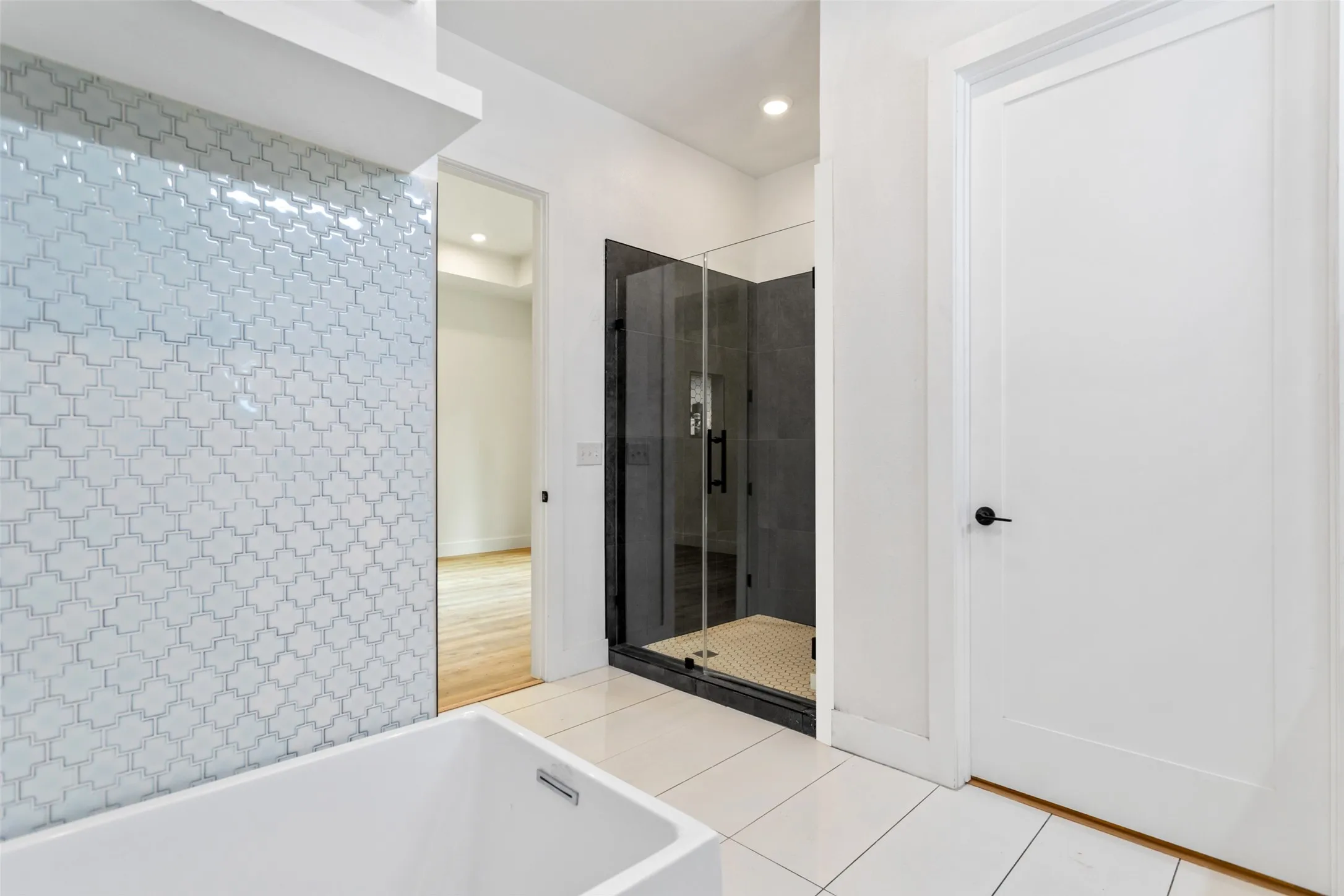 Floor-mounted soaking tub with an arabesque tile surround