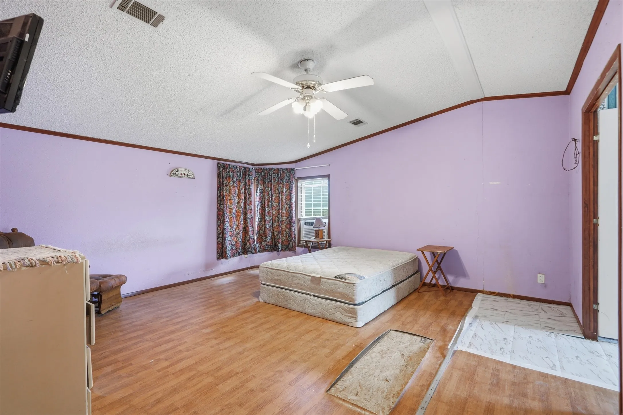Wood-finish flooring with a ceiling fan