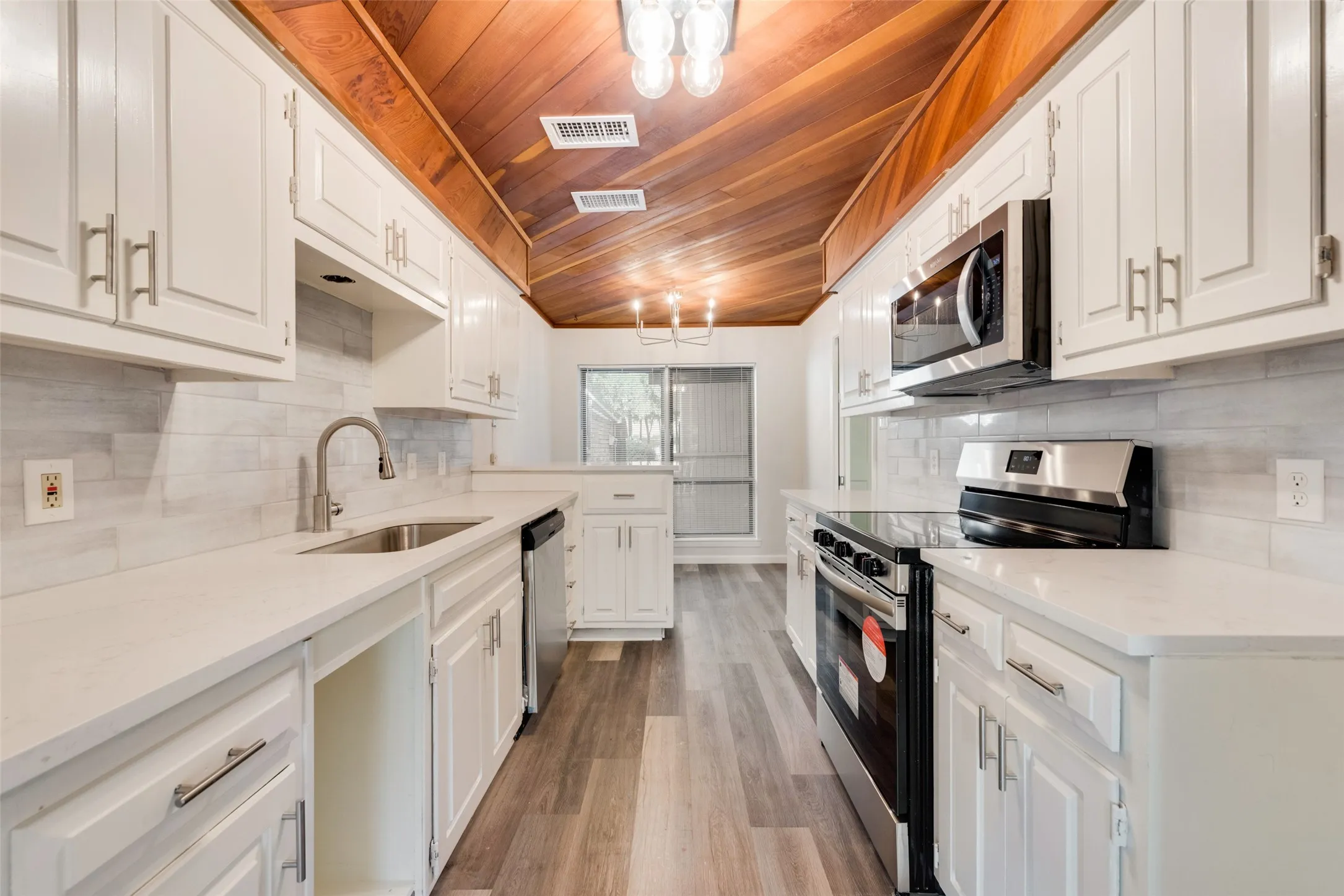 Townhouse For Sale in Tarrant County , 5814 Meadow Wood Lane, Fort Worth, Texas 76112, 2 Bedroom, 3 Bathroom, 2 Garage spaces, 1,500 Sqft, built in 1973, mls#21365098, Real Estate Agent in Fort Worth, Homes For Sale in Tarrant county, Homes For Sale in Fort Worth, Realtor in Fort Worth Texas, Real Estate Brokerage Independent Realty Texas, Luminita Cordes Realtor