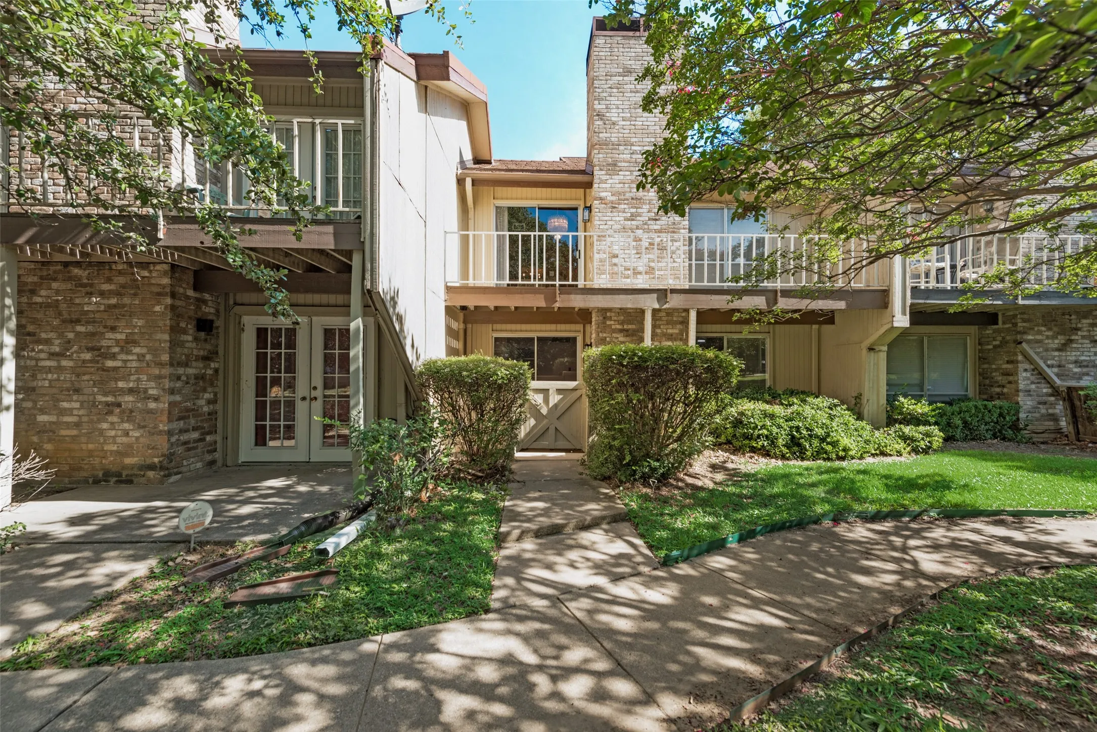 Townhouse For Sale in Tarrant County , 5814 Meadow Wood Lane, Fort Worth, Texas 76112, 2 Bedroom, 3 Bathroom, 2 Garage spaces, 1,500 Sqft, built in 1973, mls#21365098, Real Estate Agent in Fort Worth, Homes For Sale in Tarrant county, Homes For Sale in Fort Worth, Realtor in Fort Worth Texas, Real Estate Brokerage Independent Realty Texas, Luminita Cordes Realtor
