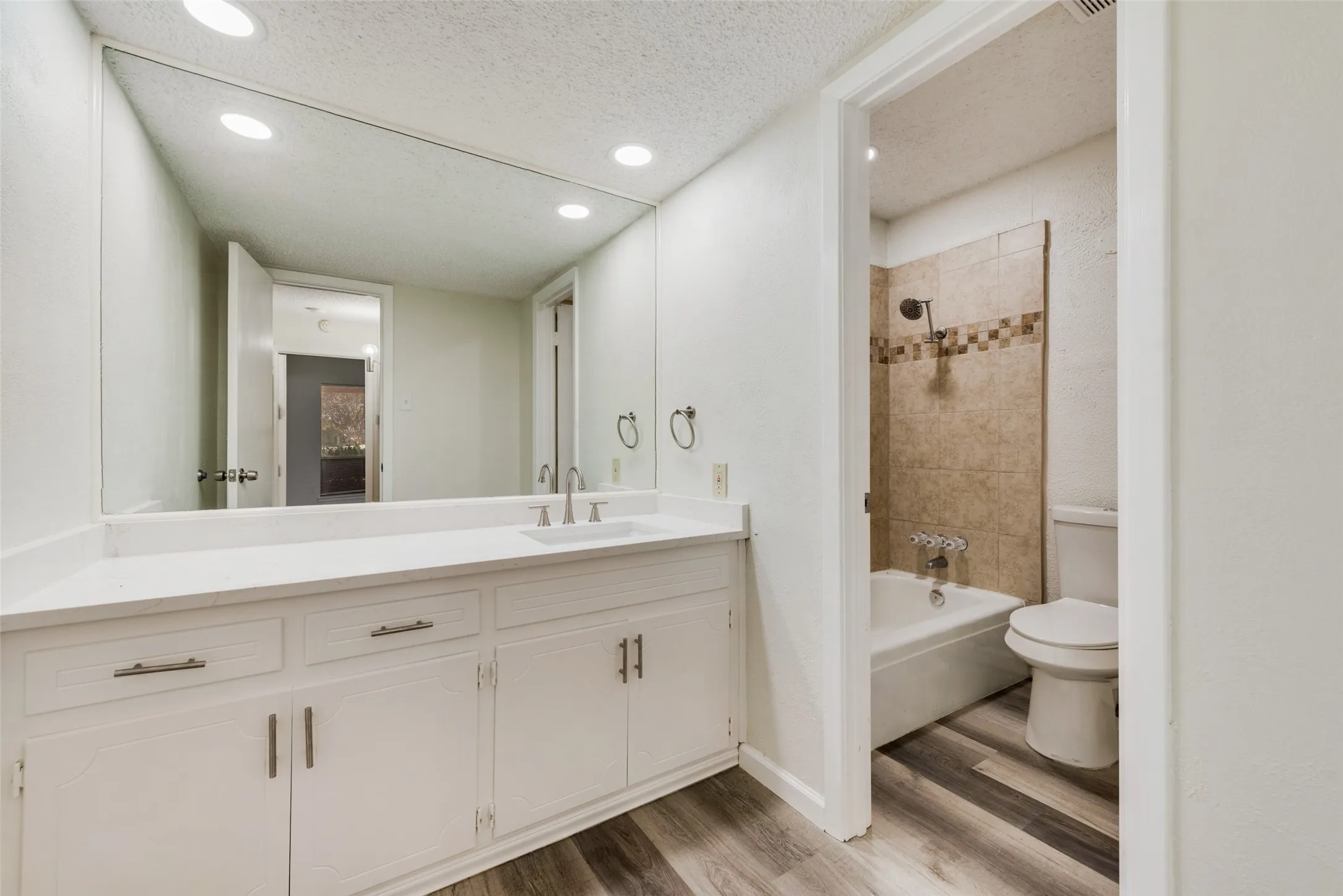 Townhouse For Sale in Tarrant County , 5814 Meadow Wood Lane, Fort Worth, Texas 76112, 2 Bedroom, 3 Bathroom, 2 Garage spaces, 1,500 Sqft, built in 1973, mls#21365098, Real Estate Agent in Fort Worth, Homes For Sale in Tarrant county, Homes For Sale in Fort Worth, Realtor in Fort Worth Texas, Real Estate Brokerage Independent Realty Texas, Luminita Cordes Realtor