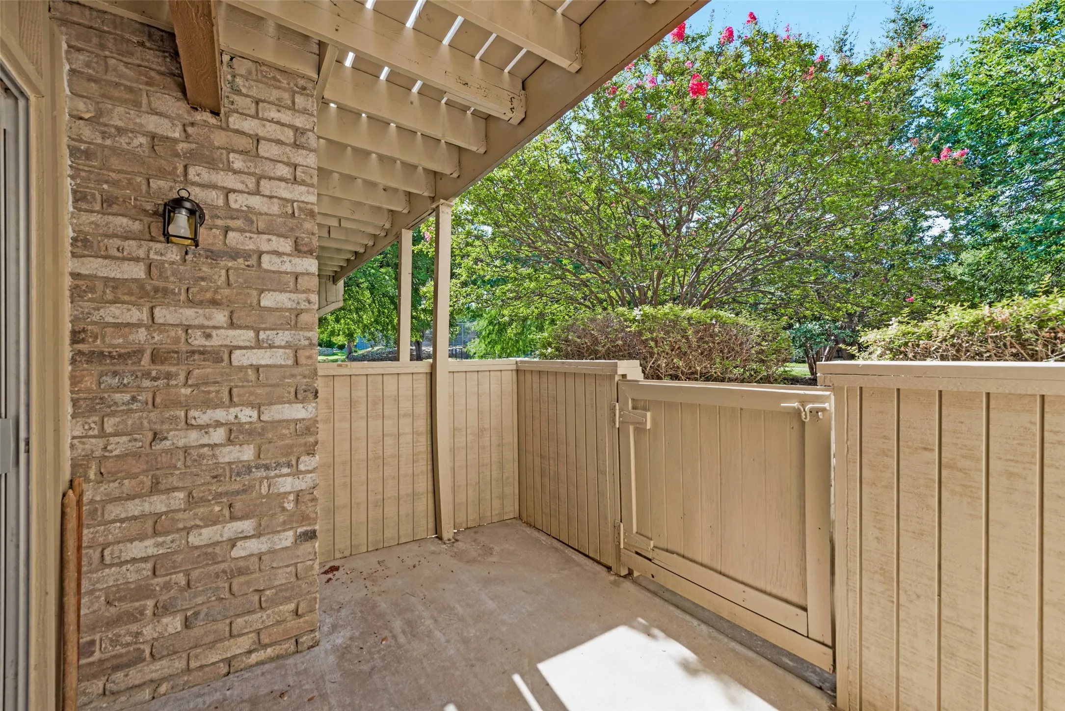 Townhouse For Sale in Tarrant County , 5814 Meadow Wood Lane, Fort Worth, Texas 76112, 2 Bedroom, 3 Bathroom, 2 Garage spaces, 1,500 Sqft, built in 1973, mls#21365098, Real Estate Agent in Fort Worth, Homes For Sale in Tarrant county, Homes For Sale in Fort Worth, Realtor in Fort Worth Texas, Real Estate Brokerage Independent Realty Texas, Luminita Cordes Realtor