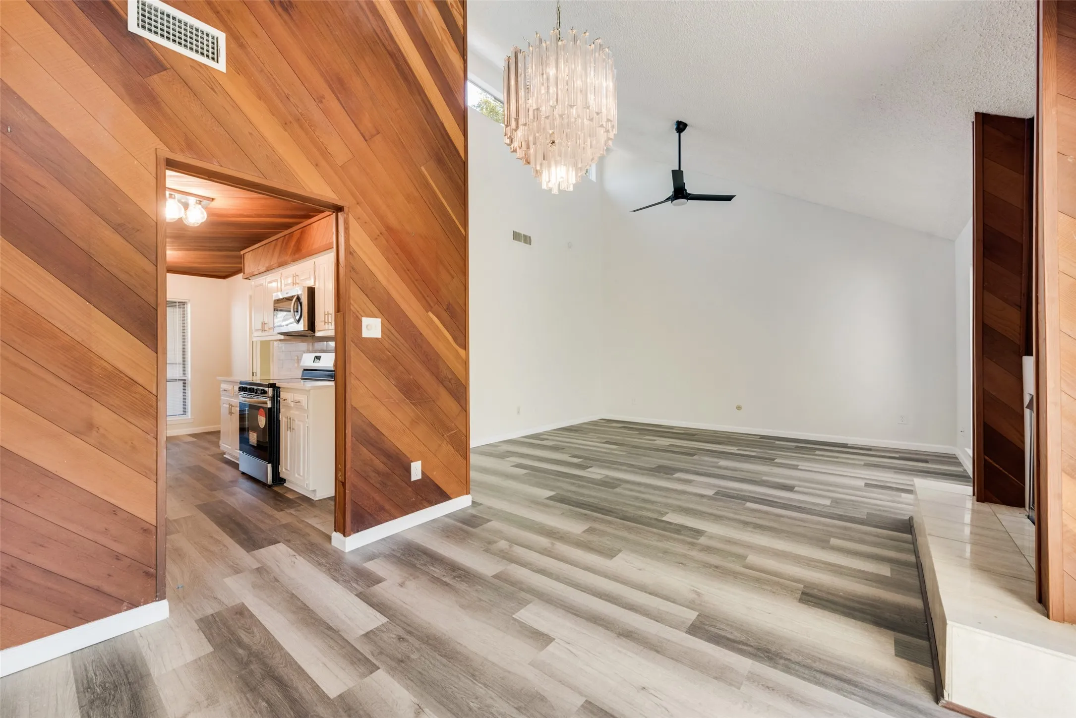 Townhouse For Sale in Tarrant County , 5814 Meadow Wood Lane, Fort Worth, Texas 76112, 2 Bedroom, 3 Bathroom, 2 Garage spaces, 1,500 Sqft, built in 1973, mls#21365098, Real Estate Agent in Fort Worth, Homes For Sale in Tarrant county, Homes For Sale in Fort Worth, Realtor in Fort Worth Texas, Real Estate Brokerage Independent Realty Texas, Luminita Cordes Realtor