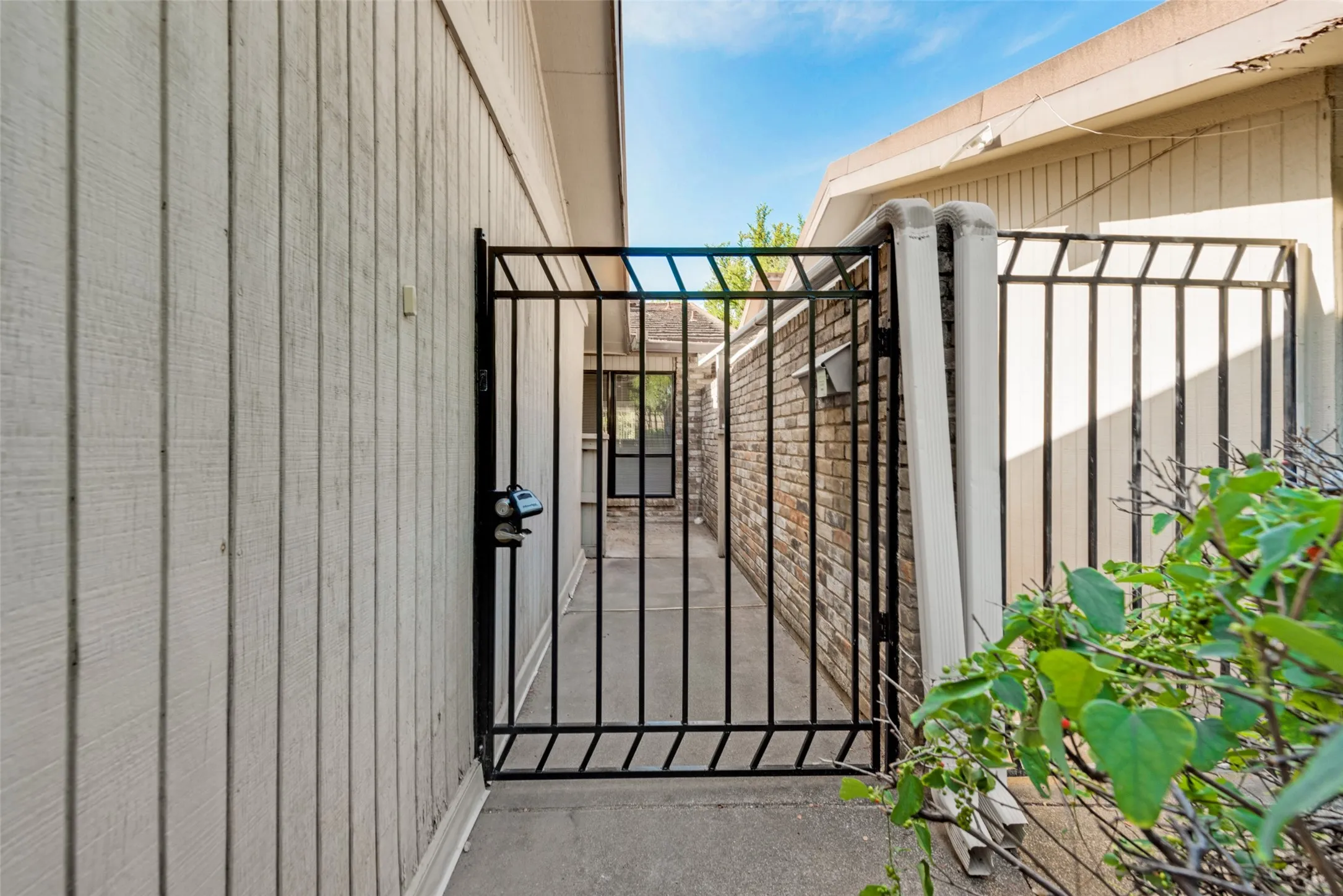 Townhouse For Sale in Tarrant County , 5814 Meadow Wood Lane, Fort Worth, Texas 76112, 2 Bedroom, 3 Bathroom, 2 Garage spaces, 1,500 Sqft, built in 1973, mls#21365098, Real Estate Agent in Fort Worth, Homes For Sale in Tarrant county, Homes For Sale in Fort Worth, Realtor in Fort Worth Texas, Real Estate Brokerage Independent Realty Texas, Luminita Cordes Realtor