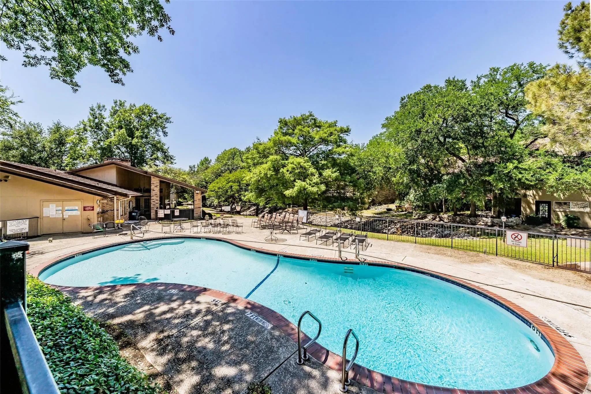Townhouse For Sale in Tarrant County , 5814 Meadow Wood Lane, Fort Worth, Texas 76112, 2 Bedroom, 3 Bathroom, 2 Garage spaces, 1,500 Sqft, built in 1973, mls#21365098, Real Estate Agent in Fort Worth, Homes For Sale in Tarrant county, Homes For Sale in Fort Worth, Realtor in Fort Worth Texas, Real Estate Brokerage Independent Realty Texas, Luminita Cordes Realtor