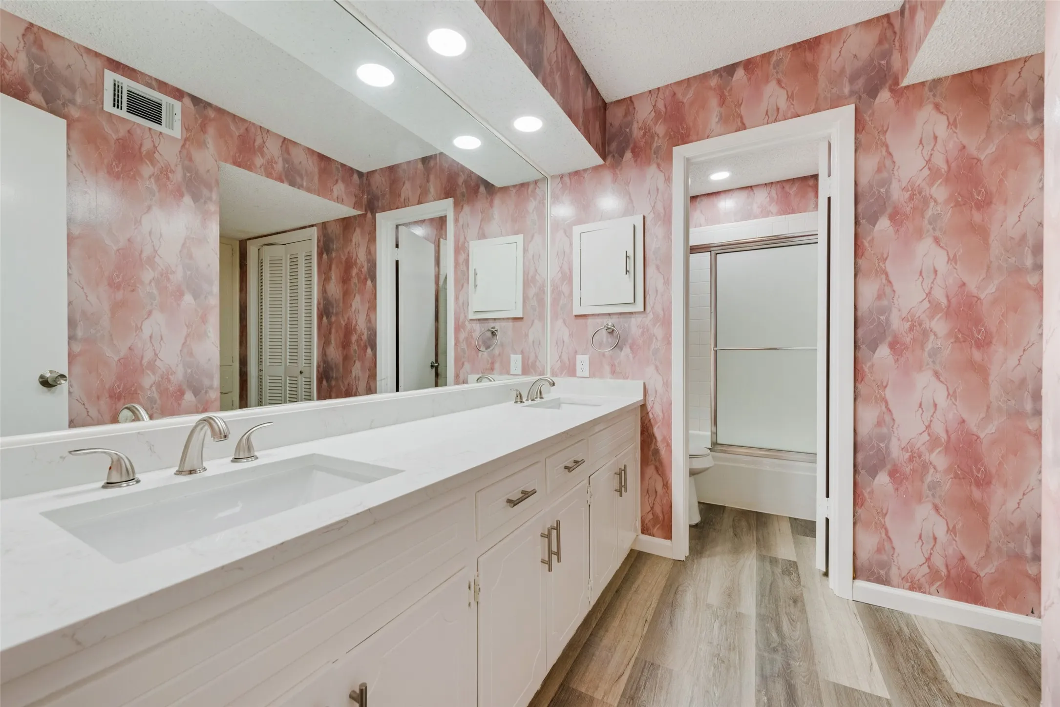 Townhouse For Sale in Tarrant County , 5814 Meadow Wood Lane, Fort Worth, Texas 76112, 2 Bedroom, 3 Bathroom, 2 Garage spaces, 1,500 Sqft, built in 1973, mls#21365098, Real Estate Agent in Fort Worth, Homes For Sale in Tarrant county, Homes For Sale in Fort Worth, Realtor in Fort Worth Texas, Real Estate Brokerage Independent Realty Texas, Luminita Cordes Realtor