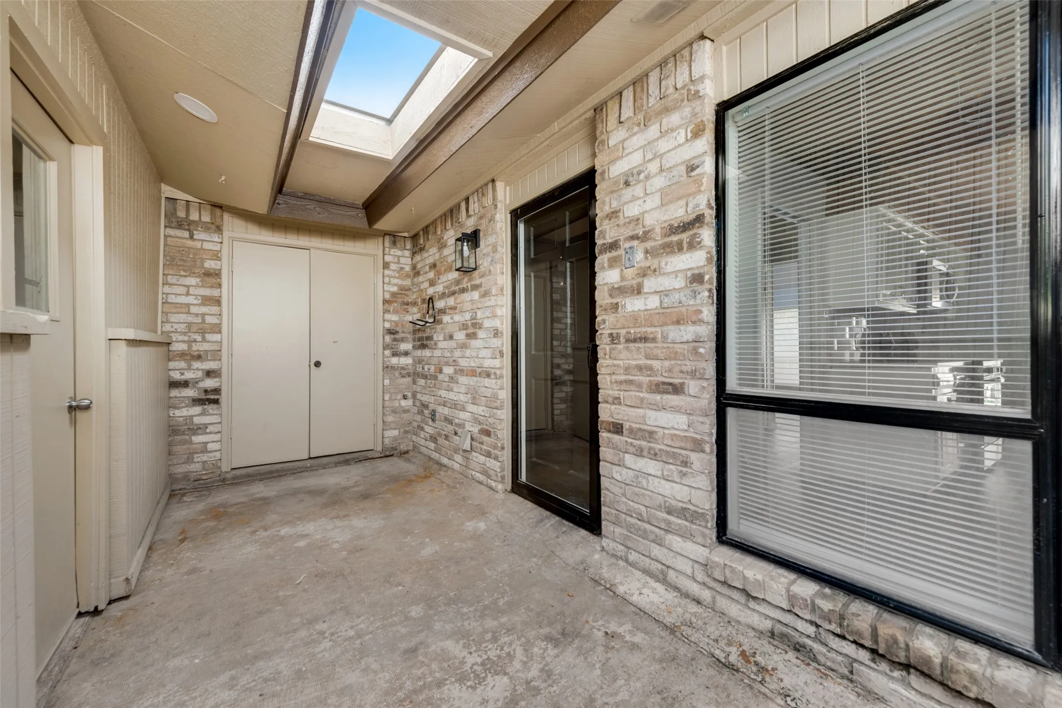 Townhouse For Sale in Tarrant County , 5814 Meadow Wood Lane, Fort Worth, Texas 76112, 2 Bedroom, 3 Bathroom, 2 Garage spaces, 1,500 Sqft, built in 1973, mls#21365098, Real Estate Agent in Fort Worth, Homes For Sale in Tarrant county, Homes For Sale in Fort Worth, Realtor in Fort Worth Texas, Real Estate Brokerage Independent Realty Texas, Luminita Cordes Realtor