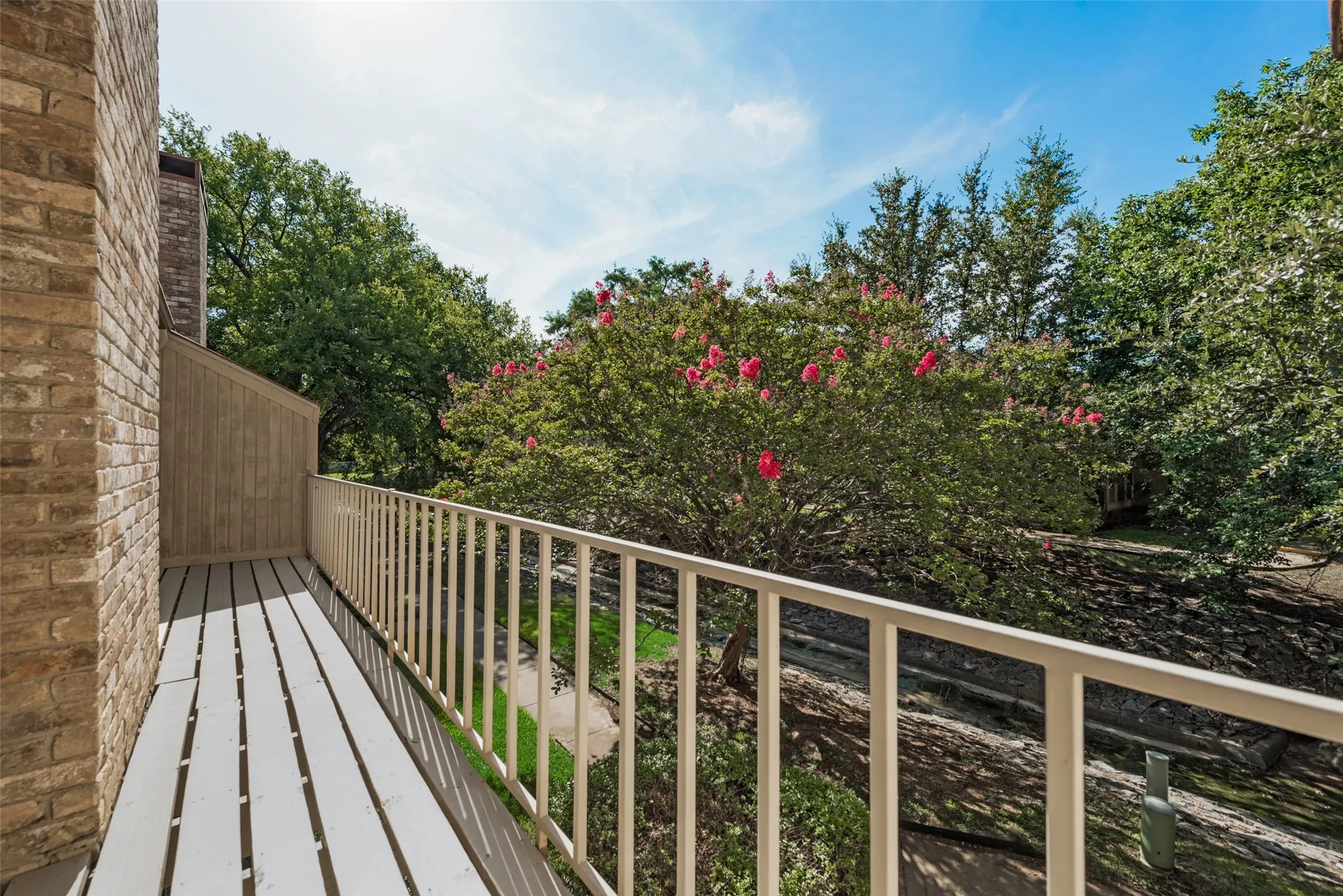 Townhouse For Sale in Tarrant County , 5814 Meadow Wood Lane, Fort Worth, Texas 76112, 2 Bedroom, 3 Bathroom, 2 Garage spaces, 1,500 Sqft, built in 1973, mls#21365098, Real Estate Agent in Fort Worth, Homes For Sale in Tarrant county, Homes For Sale in Fort Worth, Realtor in Fort Worth Texas, Real Estate Brokerage Independent Realty Texas, Luminita Cordes Realtor