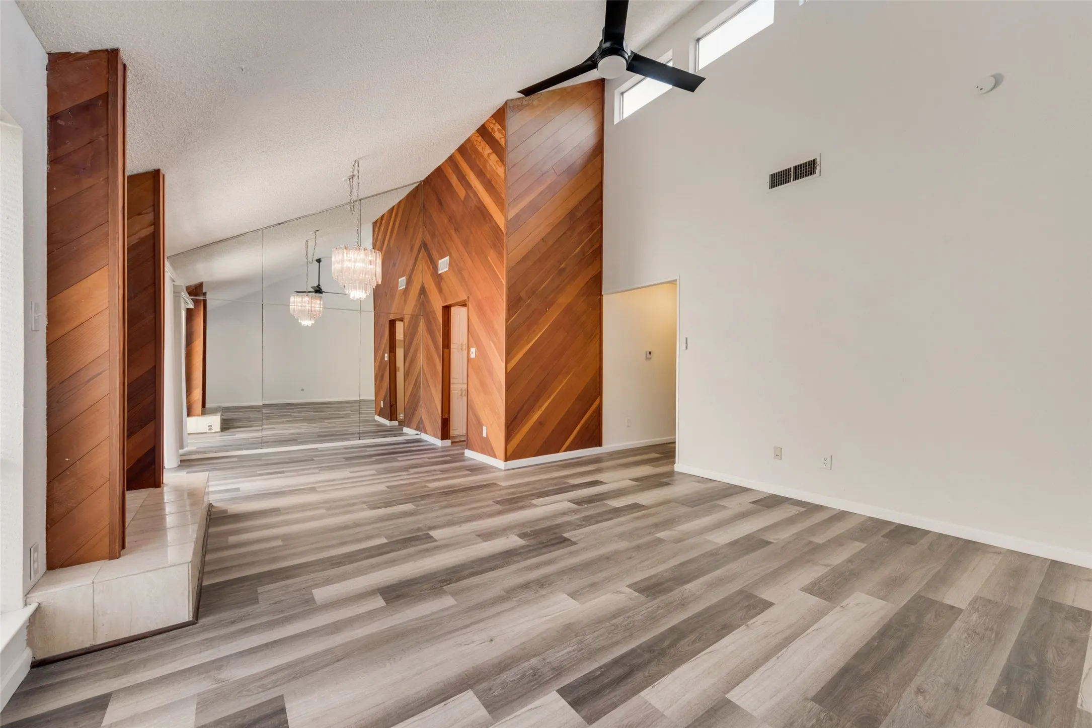 Townhouse For Sale in Tarrant County , 5814 Meadow Wood Lane, Fort Worth, Texas 76112, 2 Bedroom, 3 Bathroom, 2 Garage spaces, 1,500 Sqft, built in 1973, mls#21365098, Real Estate Agent in Fort Worth, Homes For Sale in Tarrant county, Homes For Sale in Fort Worth, Realtor in Fort Worth Texas, Real Estate Brokerage Independent Realty Texas, Luminita Cordes Realtor