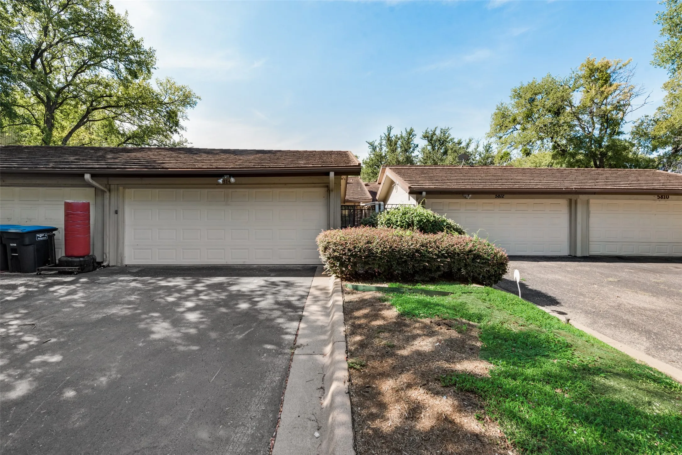Townhouse For Sale in Tarrant County , 5814 Meadow Wood Lane, Fort Worth, Texas 76112, 2 Bedroom, 3 Bathroom, 2 Garage spaces, 1,500 Sqft, built in 1973, mls#21365098, Real Estate Agent in Fort Worth, Homes For Sale in Tarrant county, Homes For Sale in Fort Worth, Realtor in Fort Worth Texas, Real Estate Brokerage Independent Realty Texas, Luminita Cordes Realtor