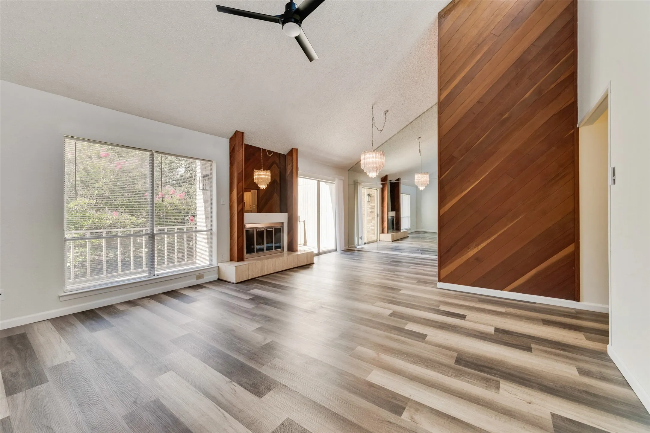 Townhouse For Sale in Tarrant County , 5814 Meadow Wood Lane, Fort Worth, Texas 76112, 2 Bedroom, 3 Bathroom, 2 Garage spaces, 1,500 Sqft, built in 1973, mls#21365098, Real Estate Agent in Fort Worth, Homes For Sale in Tarrant county, Homes For Sale in Fort Worth, Realtor in Fort Worth Texas, Real Estate Brokerage Independent Realty Texas, Luminita Cordes Realtor
