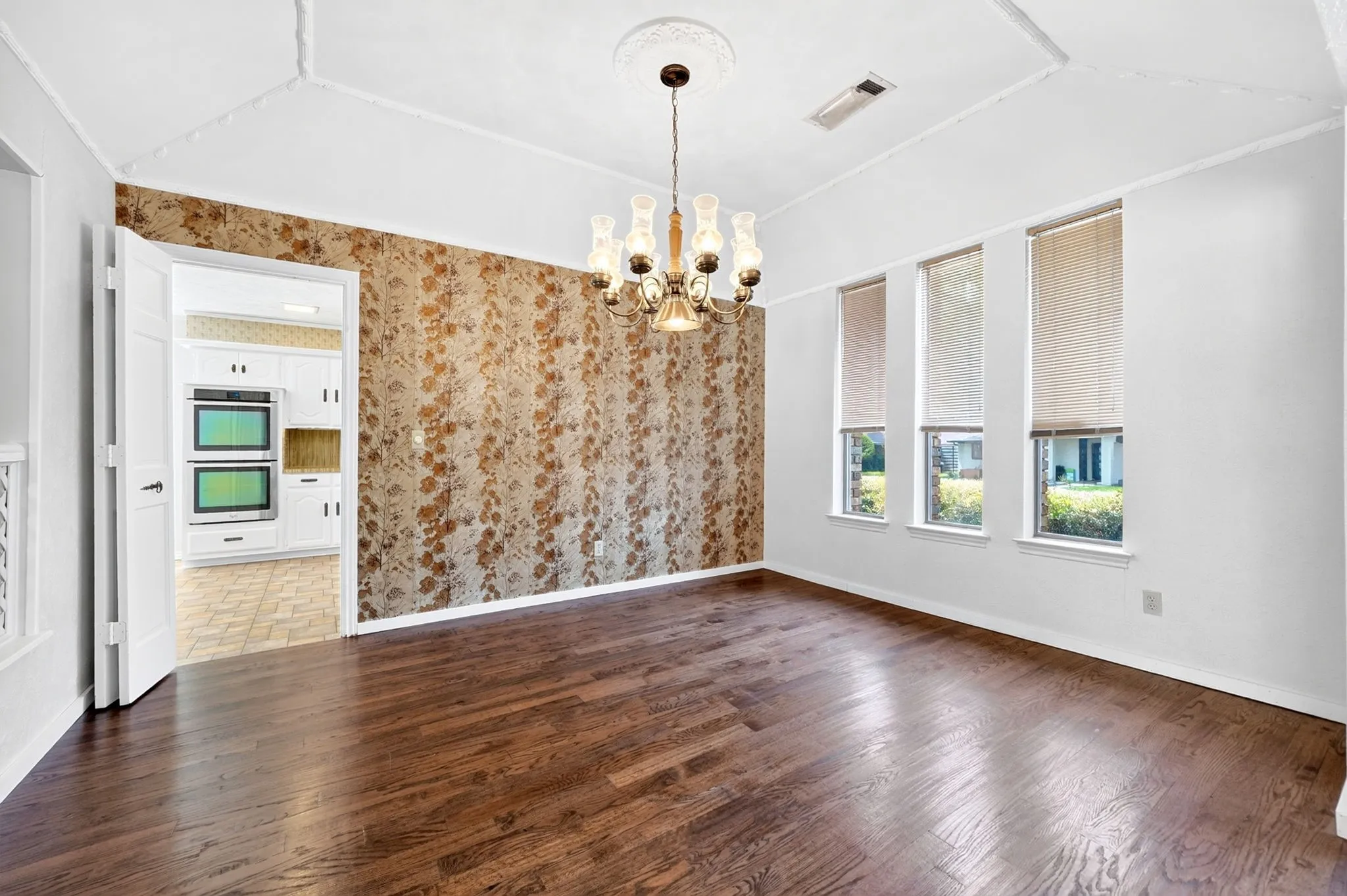 Single Family Residence For Sale in Dallas County , 10130 Woodlake Drive, Dallas, Texas 75243, 4 Bedroom, 3 Bathroom, 2 Garage spaces, 2,866 Sqft, built in 1979, mls#21364829, Real Estate Agent in Dallas, Homes For Sale in Dallas county, Homes For Sale in Dallas, Realtor in Dallas Texas, Real Estate Brokerage Independent Realty Texas, Luminita Cordes Realtor