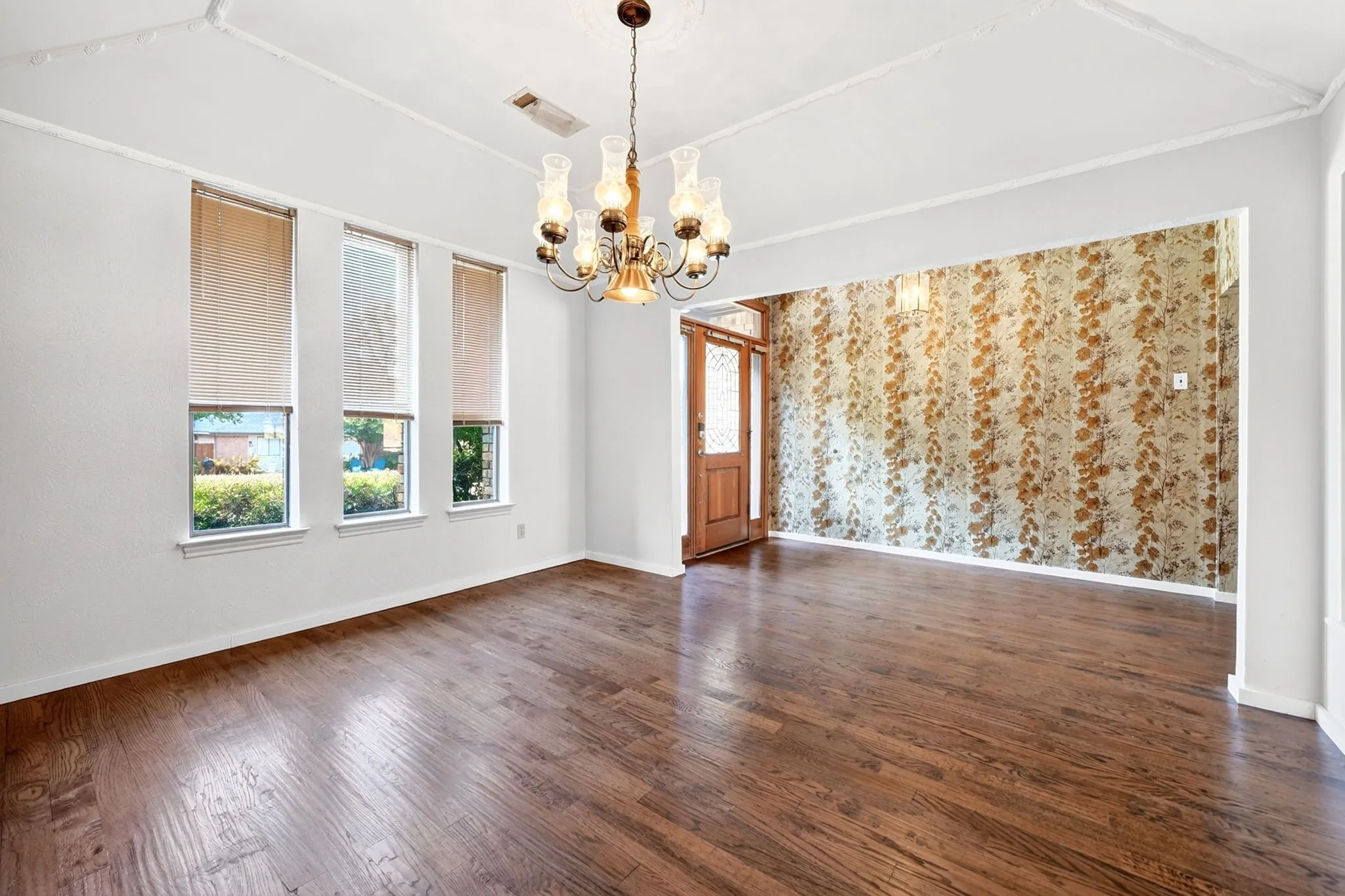 Single Family Residence For Sale in Dallas County , 10130 Woodlake Drive, Dallas, Texas 75243, 4 Bedroom, 3 Bathroom, 2 Garage spaces, 2,866 Sqft, built in 1979, mls#21364829, Real Estate Agent in Dallas, Homes For Sale in Dallas county, Homes For Sale in Dallas, Realtor in Dallas Texas, Real Estate Brokerage Independent Realty Texas, Luminita Cordes Realtor