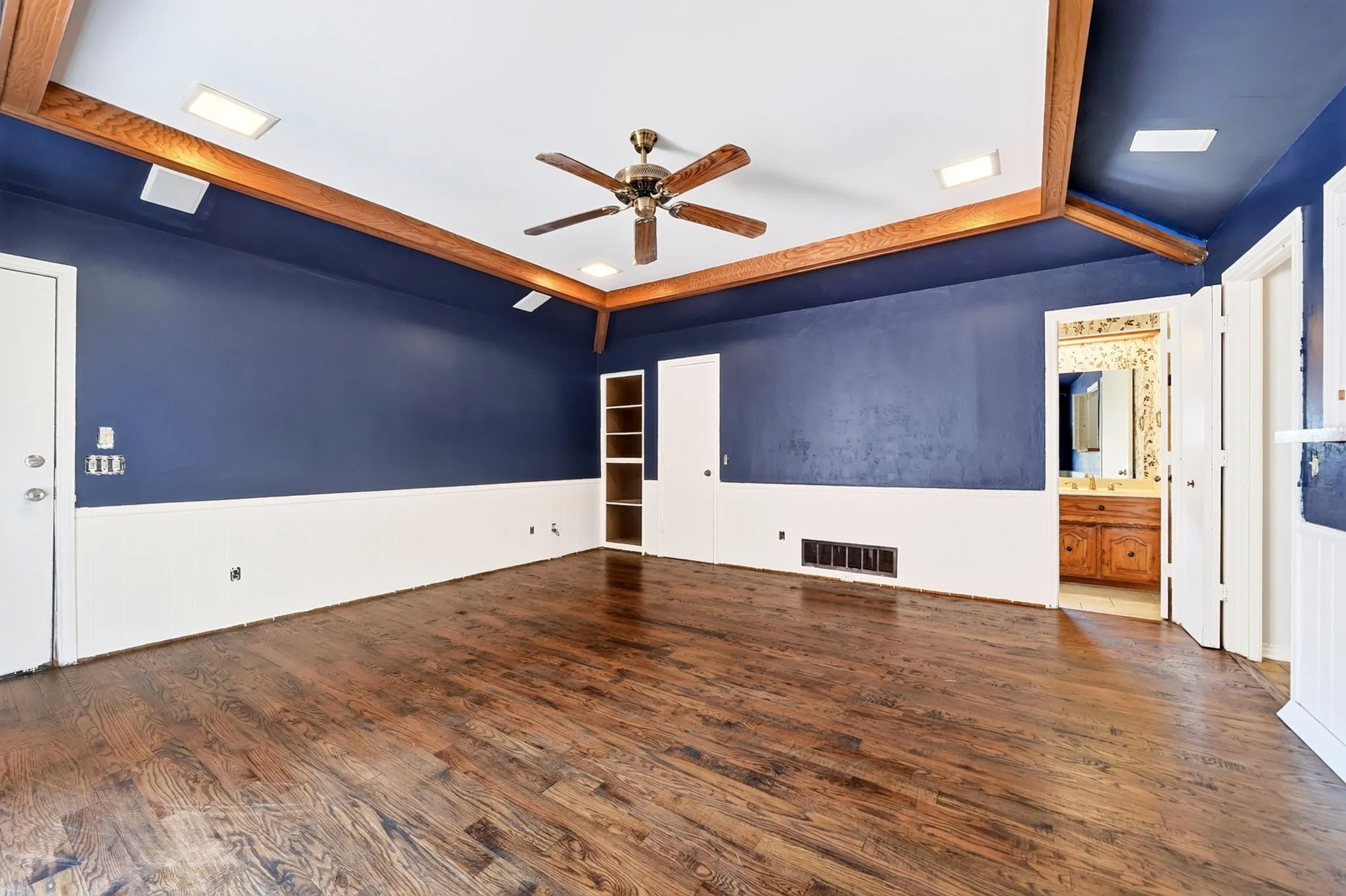 Single Family Residence For Sale in Dallas County , 10130 Woodlake Drive, Dallas, Texas 75243, 4 Bedroom, 3 Bathroom, 2 Garage spaces, 2,866 Sqft, built in 1979, mls#21364829, Real Estate Agent in Dallas, Homes For Sale in Dallas county, Homes For Sale in Dallas, Realtor in Dallas Texas, Real Estate Brokerage Independent Realty Texas, Luminita Cordes Realtor