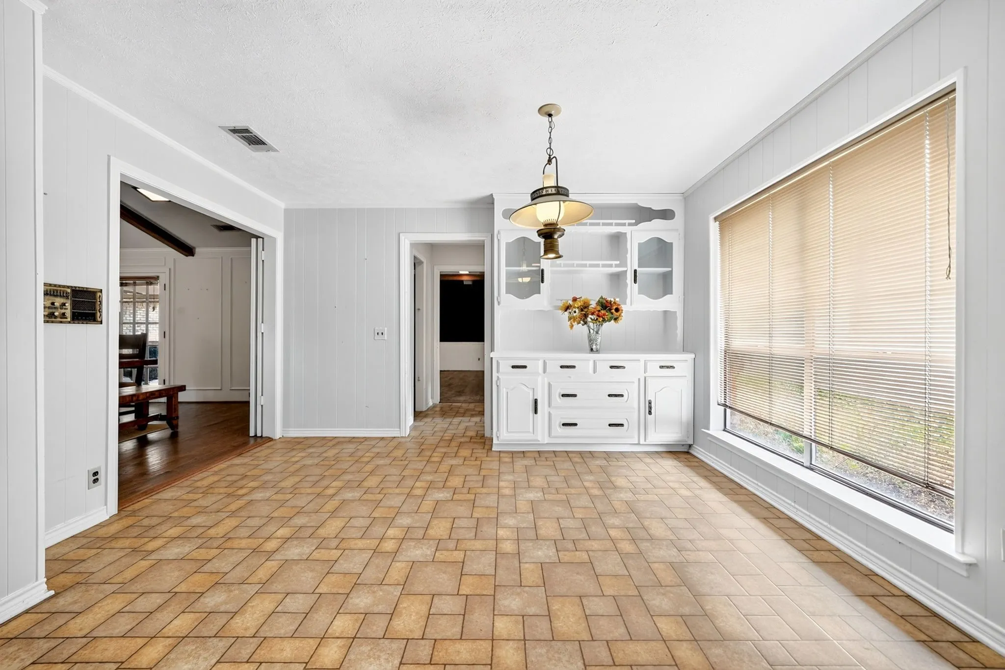Single Family Residence For Sale in Dallas County , 10130 Woodlake Drive, Dallas, Texas 75243, 4 Bedroom, 3 Bathroom, 2 Garage spaces, 2,866 Sqft, built in 1979, mls#21364829, Real Estate Agent in Dallas, Homes For Sale in Dallas county, Homes For Sale in Dallas, Realtor in Dallas Texas, Real Estate Brokerage Independent Realty Texas, Luminita Cordes Realtor