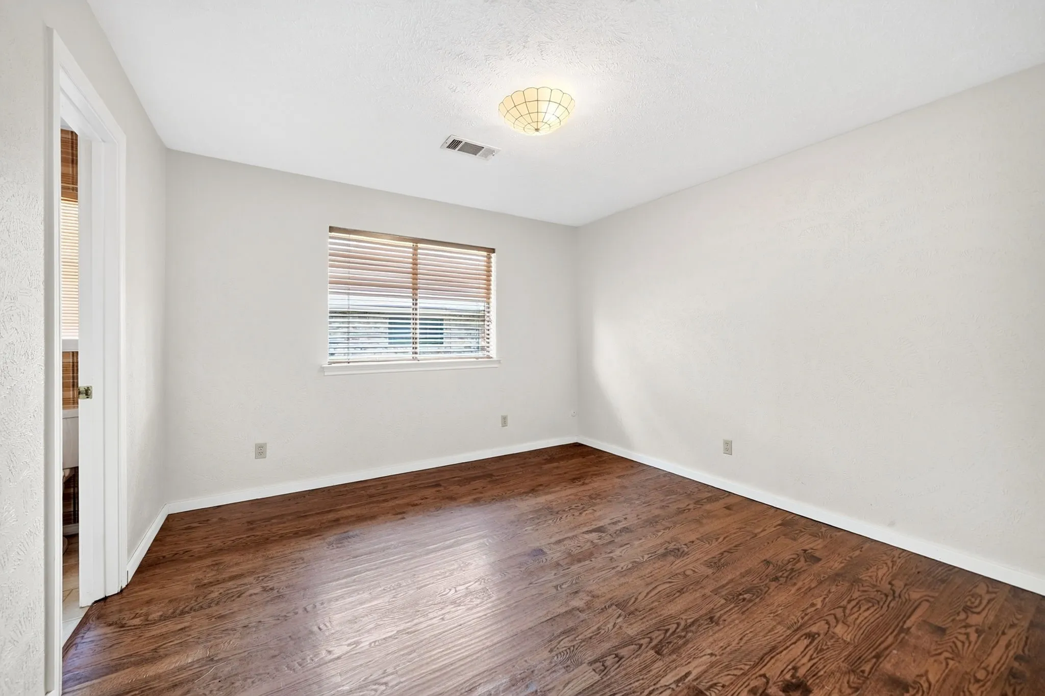 Single Family Residence For Sale in Dallas County , 10130 Woodlake Drive, Dallas, Texas 75243, 4 Bedroom, 3 Bathroom, 2 Garage spaces, 2,866 Sqft, built in 1979, mls#21364829, Real Estate Agent in Dallas, Homes For Sale in Dallas county, Homes For Sale in Dallas, Realtor in Dallas Texas, Real Estate Brokerage Independent Realty Texas, Luminita Cordes Realtor