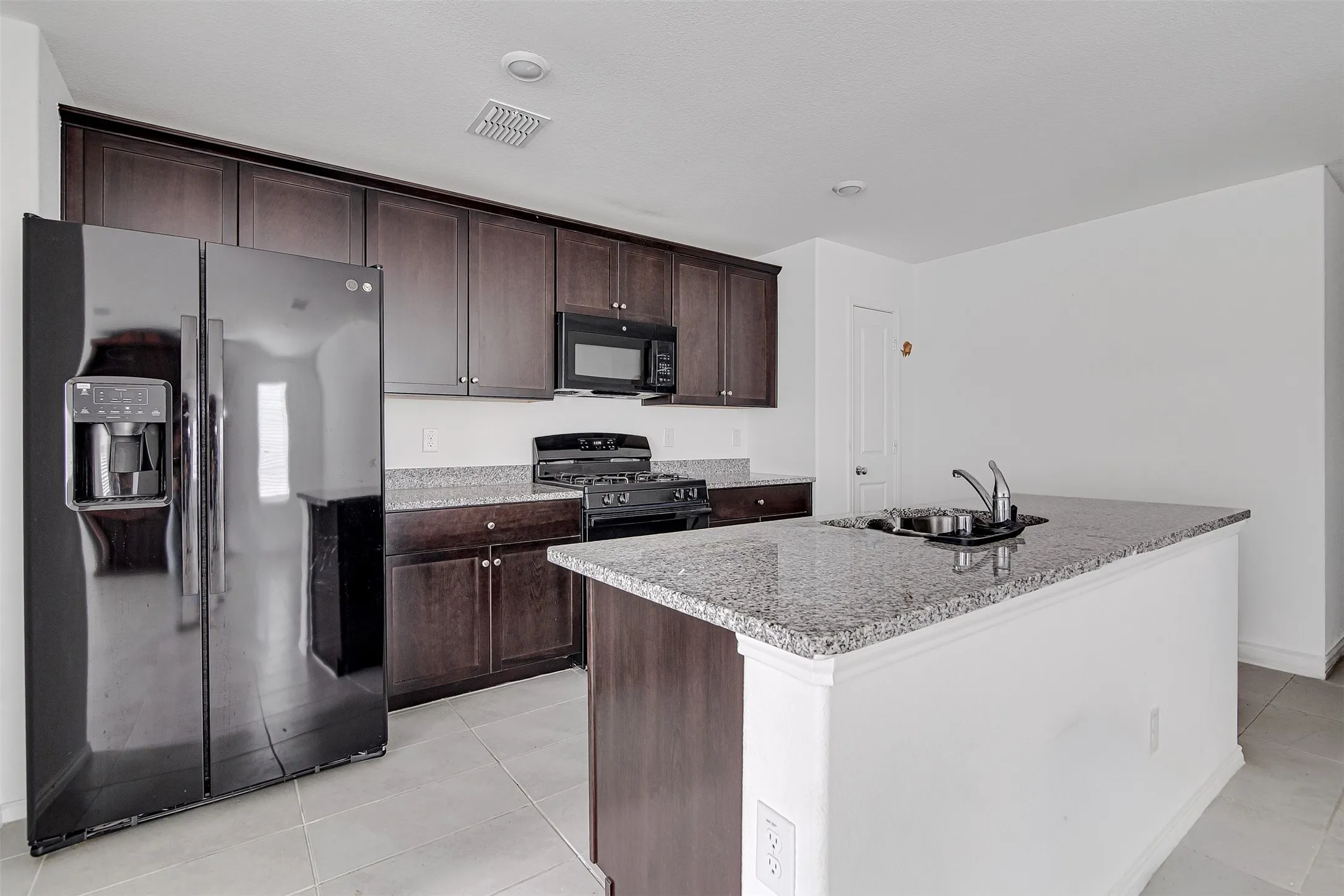 Single Family Residence For Rent in Tarrant County , 8617 Thicket Ridge Street, Fort Worth, Texas 76123, 4 Bedroom, 2 Bathroom, 2 Garage spaces, 1,725 Sqft, built in 2023, mls#21365084, Real Estate Agent in Fort Worth, Homes For Rent in Tarrant county, Homes For Rent in Fort Worth, Realtor in Fort Worth Texas, Real Estate Brokerage Independent Realty Texas, Luminita Cordes Realtor