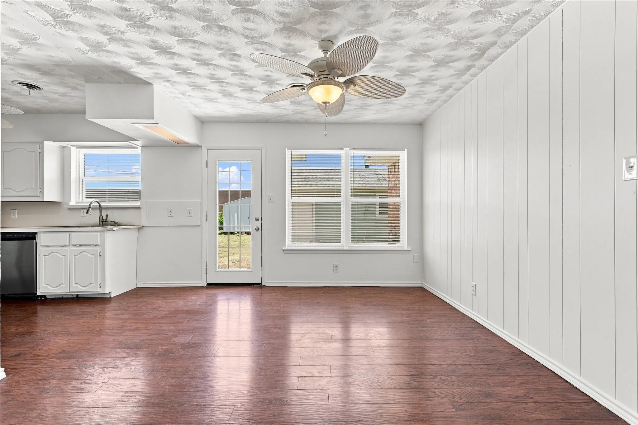 Single Family Residence For Sale in Dallas County , 3026 Rilla Drive, Garland, Texas 75041, 3 Bedroom, 1 Bathroom, 1 Garage spaces, 1,169 Sqft, built in 1959, mls#21364848, Real Estate Agent in Garland, Homes For Sale in Dallas county, Homes For Sale in Garland, Realtor in Garland Texas, Real Estate Brokerage Independent Realty Texas, Luminita Cordes Realtor