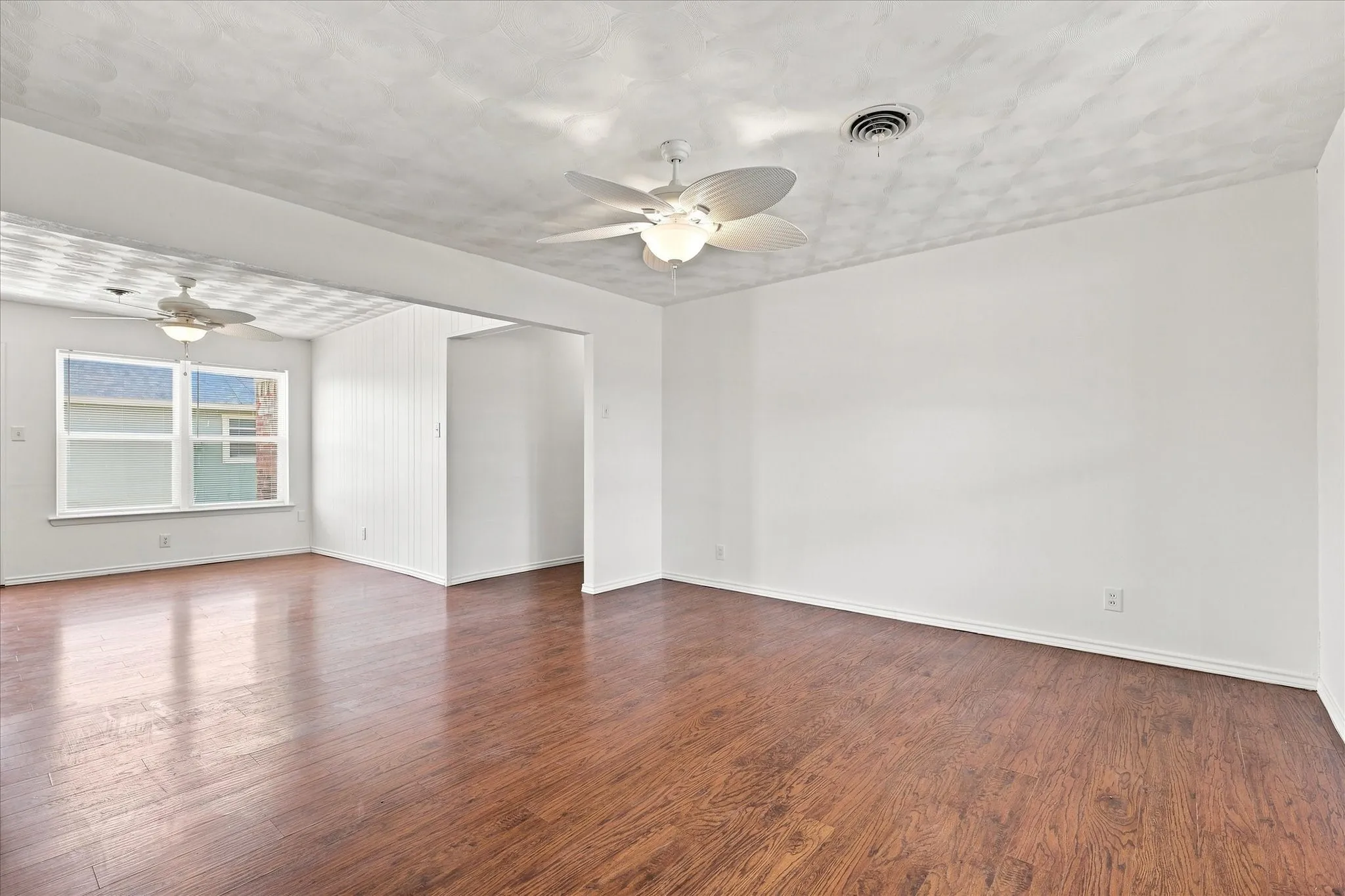 Single Family Residence For Sale in Dallas County , 3026 Rilla Drive, Garland, Texas 75041, 3 Bedroom, 1 Bathroom, 1 Garage spaces, 1,169 Sqft, built in 1959, mls#21364848, Real Estate Agent in Garland, Homes For Sale in Dallas county, Homes For Sale in Garland, Realtor in Garland Texas, Real Estate Brokerage Independent Realty Texas, Luminita Cordes Realtor
