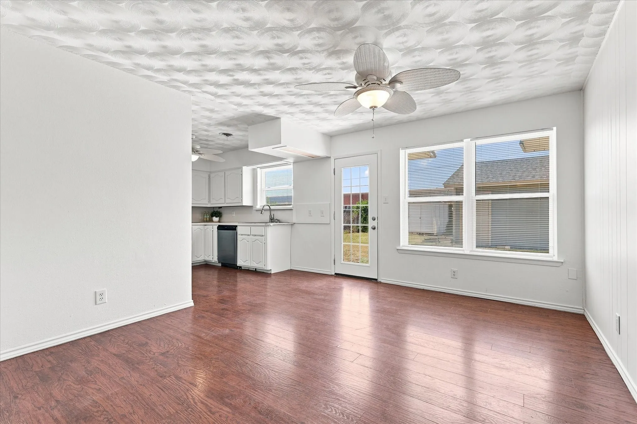 Single Family Residence For Sale in Dallas County , 3026 Rilla Drive, Garland, Texas 75041, 3 Bedroom, 1 Bathroom, 1 Garage spaces, 1,169 Sqft, built in 1959, mls#21364848, Real Estate Agent in Garland, Homes For Sale in Dallas county, Homes For Sale in Garland, Realtor in Garland Texas, Real Estate Brokerage Independent Realty Texas, Luminita Cordes Realtor