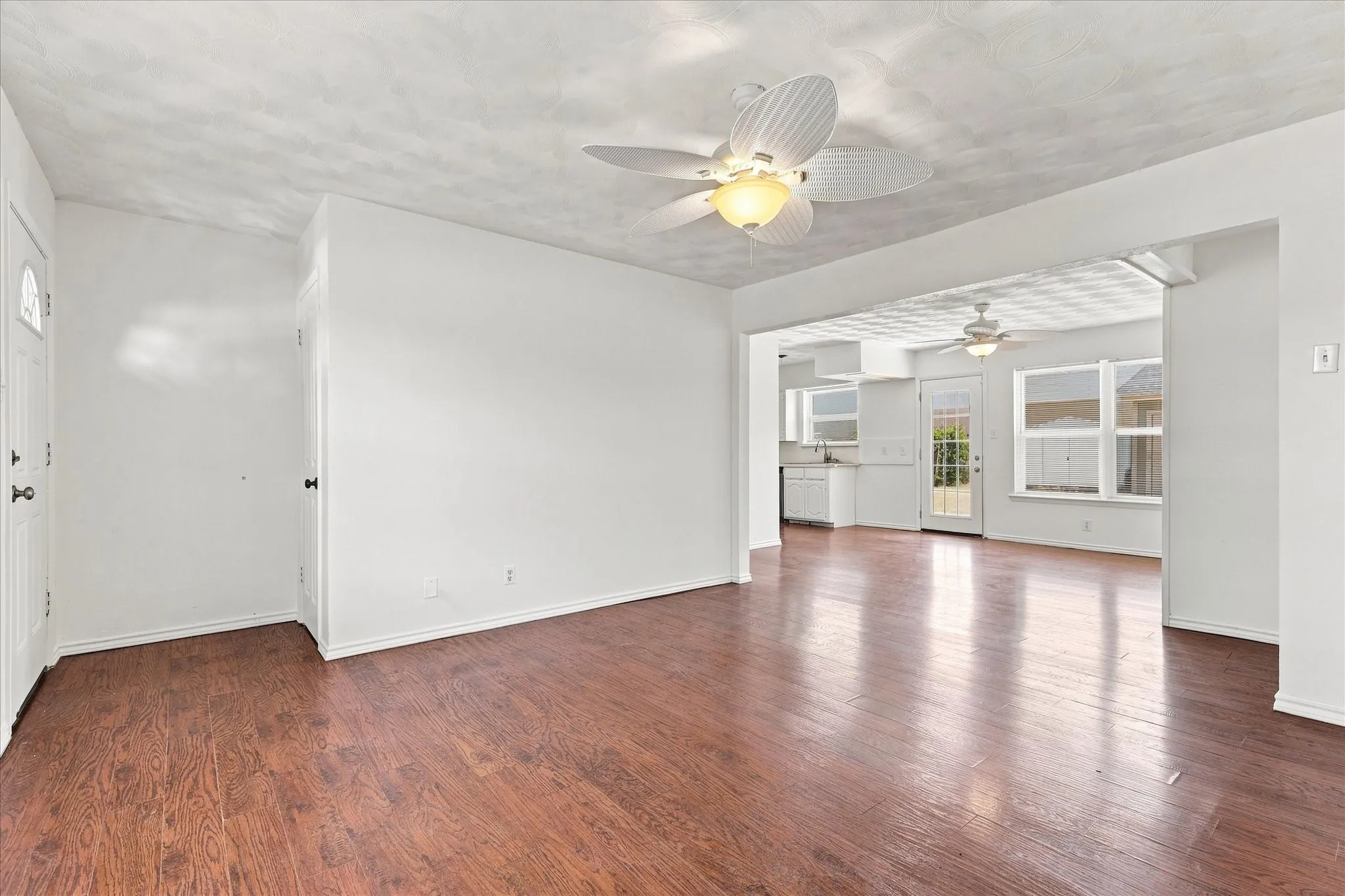 Single Family Residence For Sale in Dallas County , 3026 Rilla Drive, Garland, Texas 75041, 3 Bedroom, 1 Bathroom, 1 Garage spaces, 1,169 Sqft, built in 1959, mls#21364848, Real Estate Agent in Garland, Homes For Sale in Dallas county, Homes For Sale in Garland, Realtor in Garland Texas, Real Estate Brokerage Independent Realty Texas, Luminita Cordes Realtor