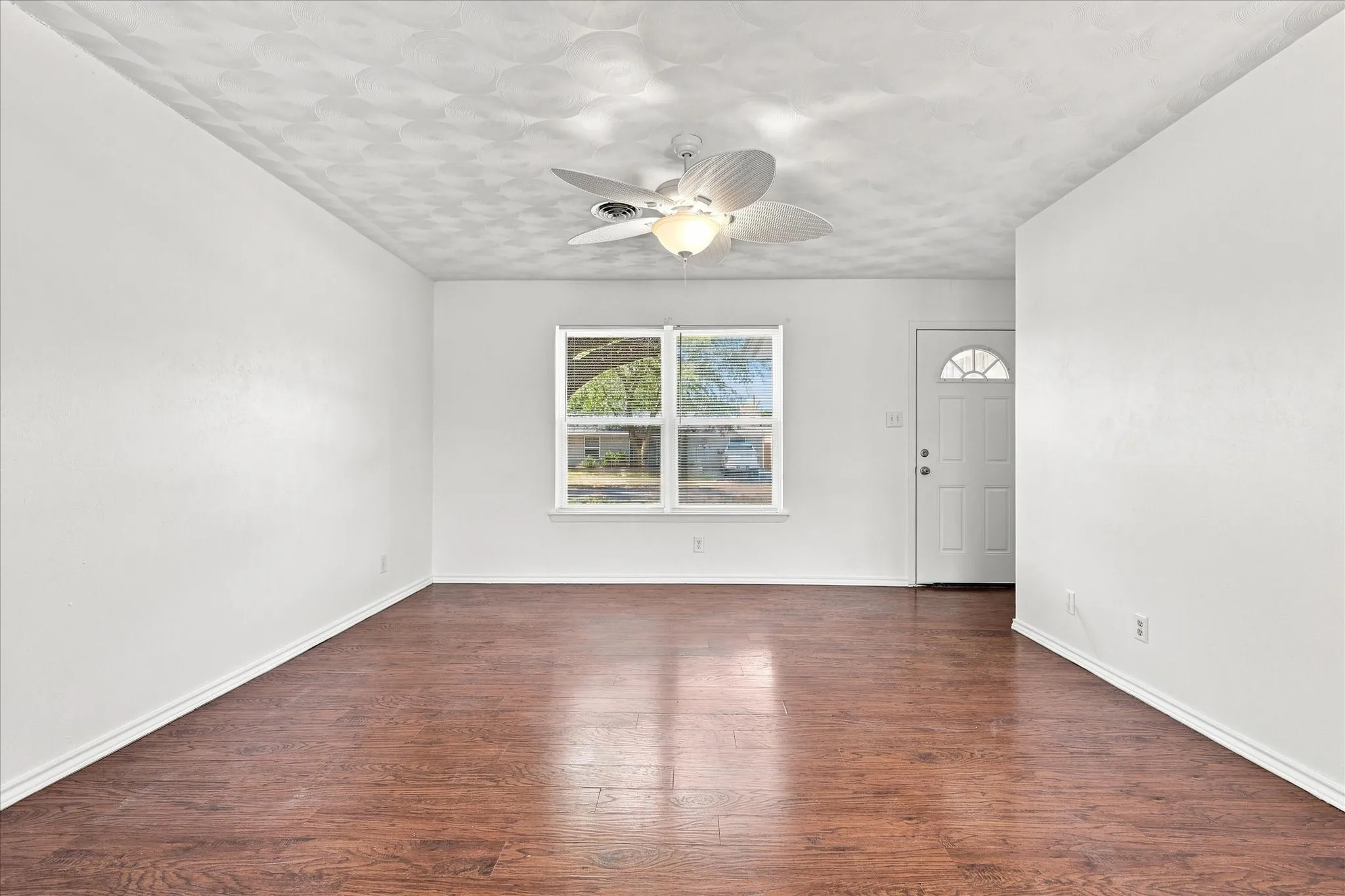 Single Family Residence For Sale in Dallas County , 3026 Rilla Drive, Garland, Texas 75041, 3 Bedroom, 1 Bathroom, 1 Garage spaces, 1,169 Sqft, built in 1959, mls#21364848, Real Estate Agent in Garland, Homes For Sale in Dallas county, Homes For Sale in Garland, Realtor in Garland Texas, Real Estate Brokerage Independent Realty Texas, Luminita Cordes Realtor