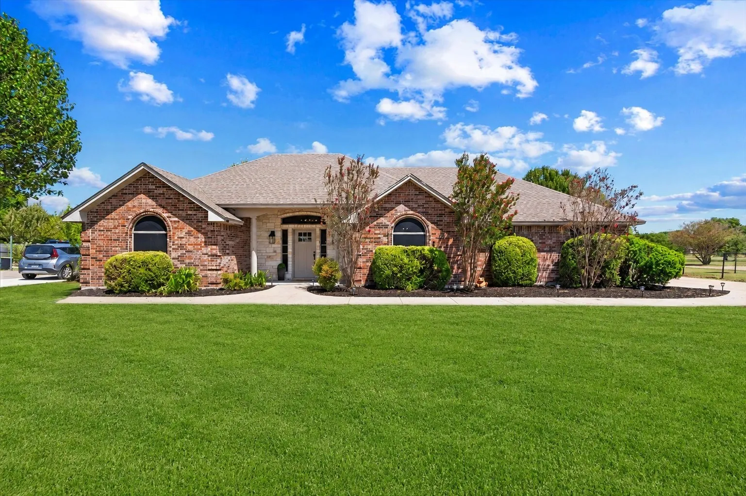 Single Family Residence For Sale in Ellis County , 833 Shady Brook Lane, Red Oak, Texas 75154, 4 Bedroom, 2 Bathroom, 2 Garage spaces, 1,886 Sqft, built in 2006, mls#21365109, Real Estate Agent in Red Oak, Homes For Sale in Ellis county, Homes For Sale in Red Oak, Realtor in Red Oak Texas, Real Estate Brokerage Independent Realty Texas, Luminita Cordes Realtor