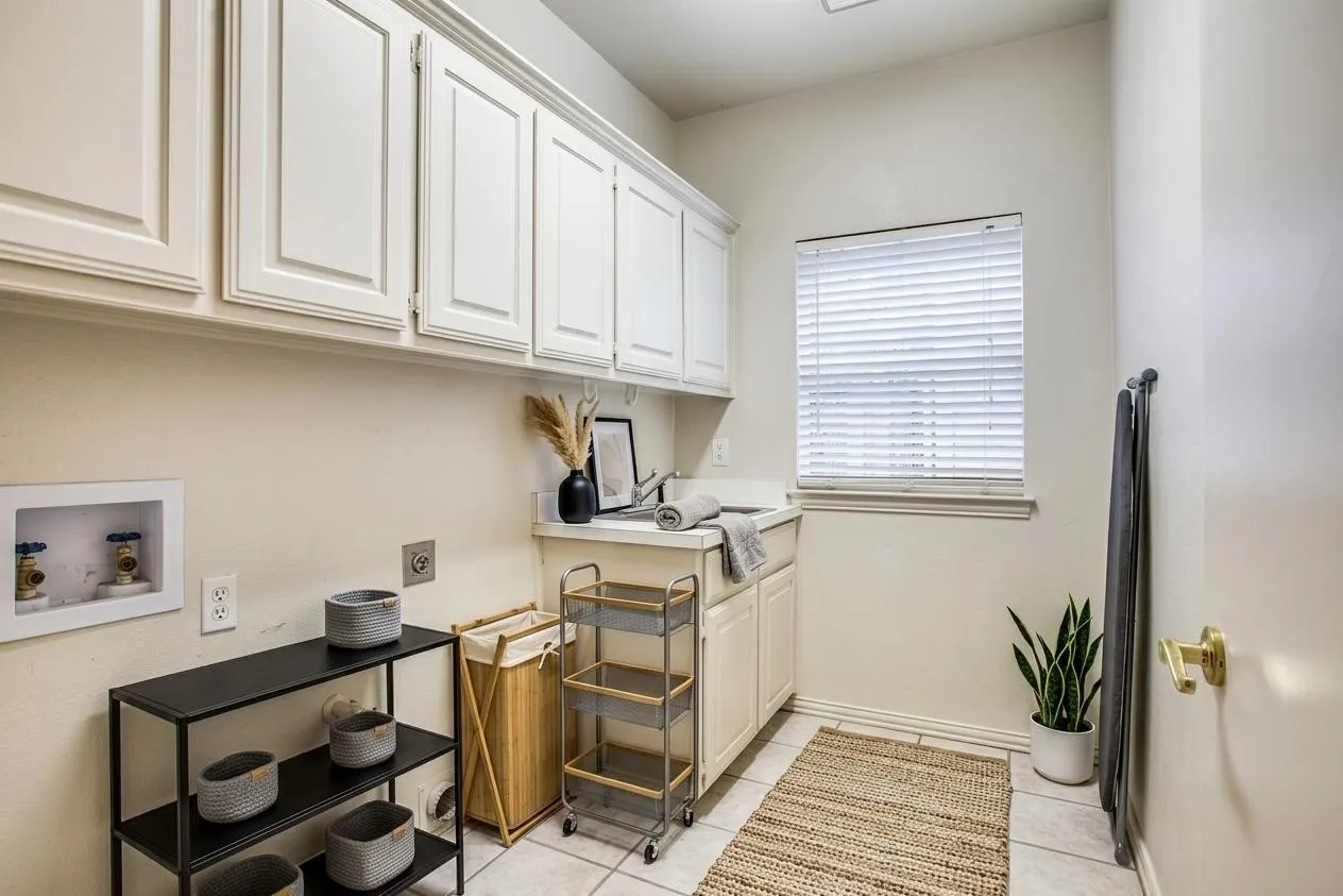 Single Family Residence For Sale in Dallas County , 7034 Clear Springs Circle, Garland, Texas 75044, 3 Bedroom, 3 Bathroom, 2 Garage spaces, 2,582 Sqft, built in 1992, mls#21365020, Real Estate Agent in Garland, Homes For Sale in Dallas county, Homes For Sale in Garland, Realtor in Garland Texas, Real Estate Brokerage Independent Realty Texas, Luminita Cordes Realtor