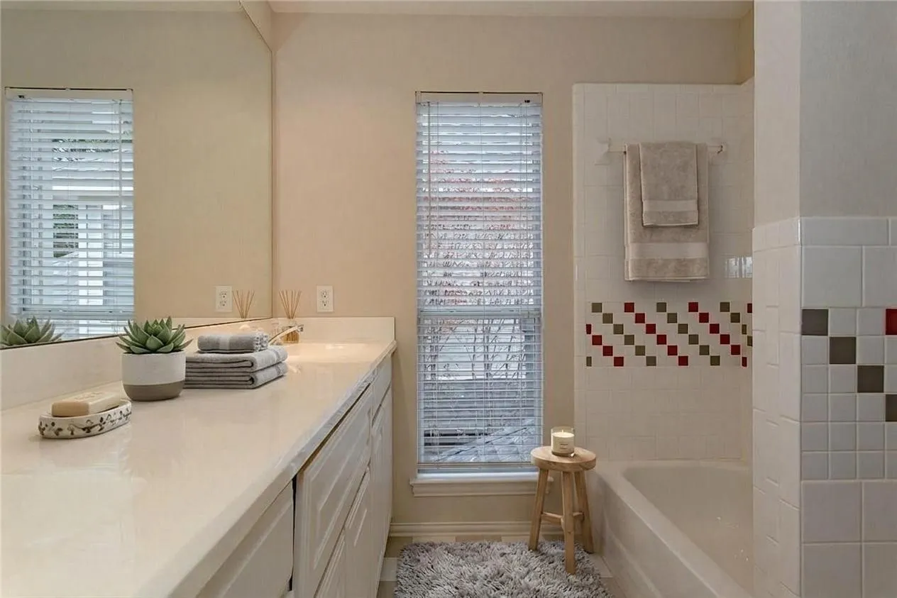 Single Family Residence For Sale in Dallas County , 7034 Clear Springs Circle, Garland, Texas 75044, 3 Bedroom, 3 Bathroom, 2 Garage spaces, 2,582 Sqft, built in 1992, mls#21365020, Real Estate Agent in Garland, Homes For Sale in Dallas county, Homes For Sale in Garland, Realtor in Garland Texas, Real Estate Brokerage Independent Realty Texas, Luminita Cordes Realtor