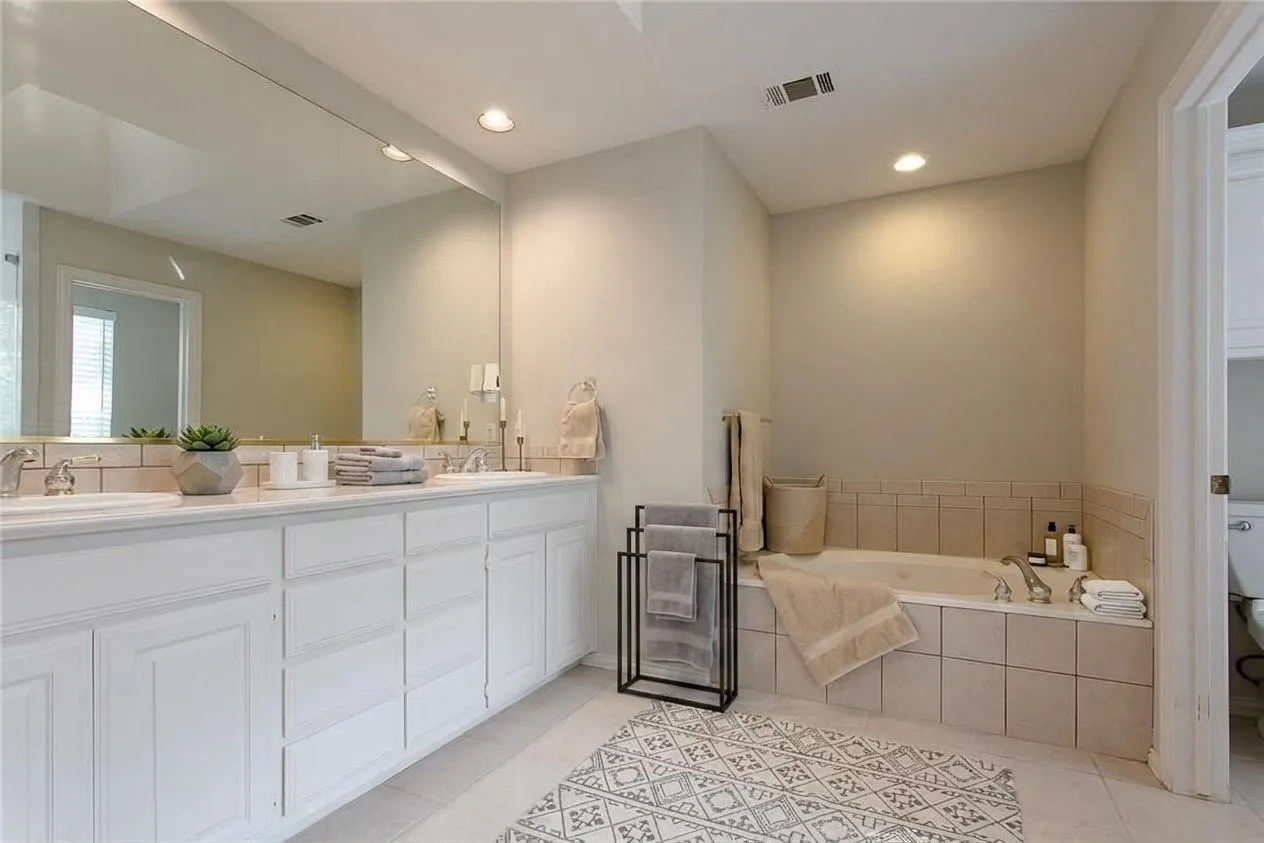 Single Family Residence For Sale in Dallas County , 7034 Clear Springs Circle, Garland, Texas 75044, 3 Bedroom, 3 Bathroom, 2 Garage spaces, 2,582 Sqft, built in 1992, mls#21365020, Real Estate Agent in Garland, Homes For Sale in Dallas county, Homes For Sale in Garland, Realtor in Garland Texas, Real Estate Brokerage Independent Realty Texas, Luminita Cordes Realtor