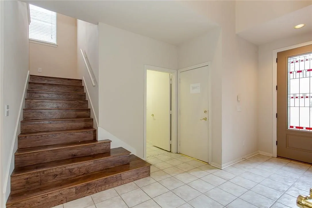Single Family Residence For Sale in Dallas County , 7034 Clear Springs Circle, Garland, Texas 75044, 3 Bedroom, 3 Bathroom, 2 Garage spaces, 2,582 Sqft, built in 1992, mls#21365020, Real Estate Agent in Garland, Homes For Sale in Dallas county, Homes For Sale in Garland, Realtor in Garland Texas, Real Estate Brokerage Independent Realty Texas, Luminita Cordes Realtor