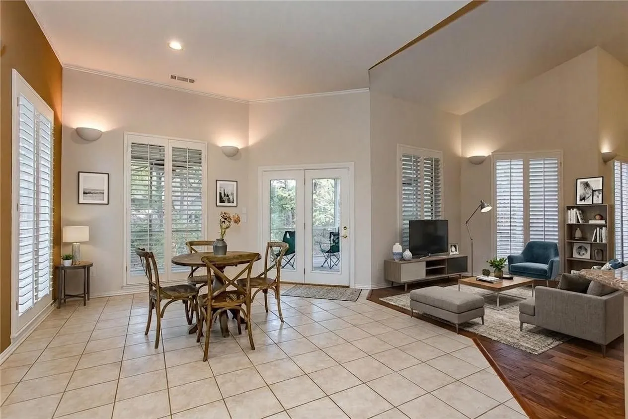 Single Family Residence For Sale in Dallas County , 7034 Clear Springs Circle, Garland, Texas 75044, 3 Bedroom, 3 Bathroom, 2 Garage spaces, 2,582 Sqft, built in 1992, mls#21365020, Real Estate Agent in Garland, Homes For Sale in Dallas county, Homes For Sale in Garland, Realtor in Garland Texas, Real Estate Brokerage Independent Realty Texas, Luminita Cordes Realtor