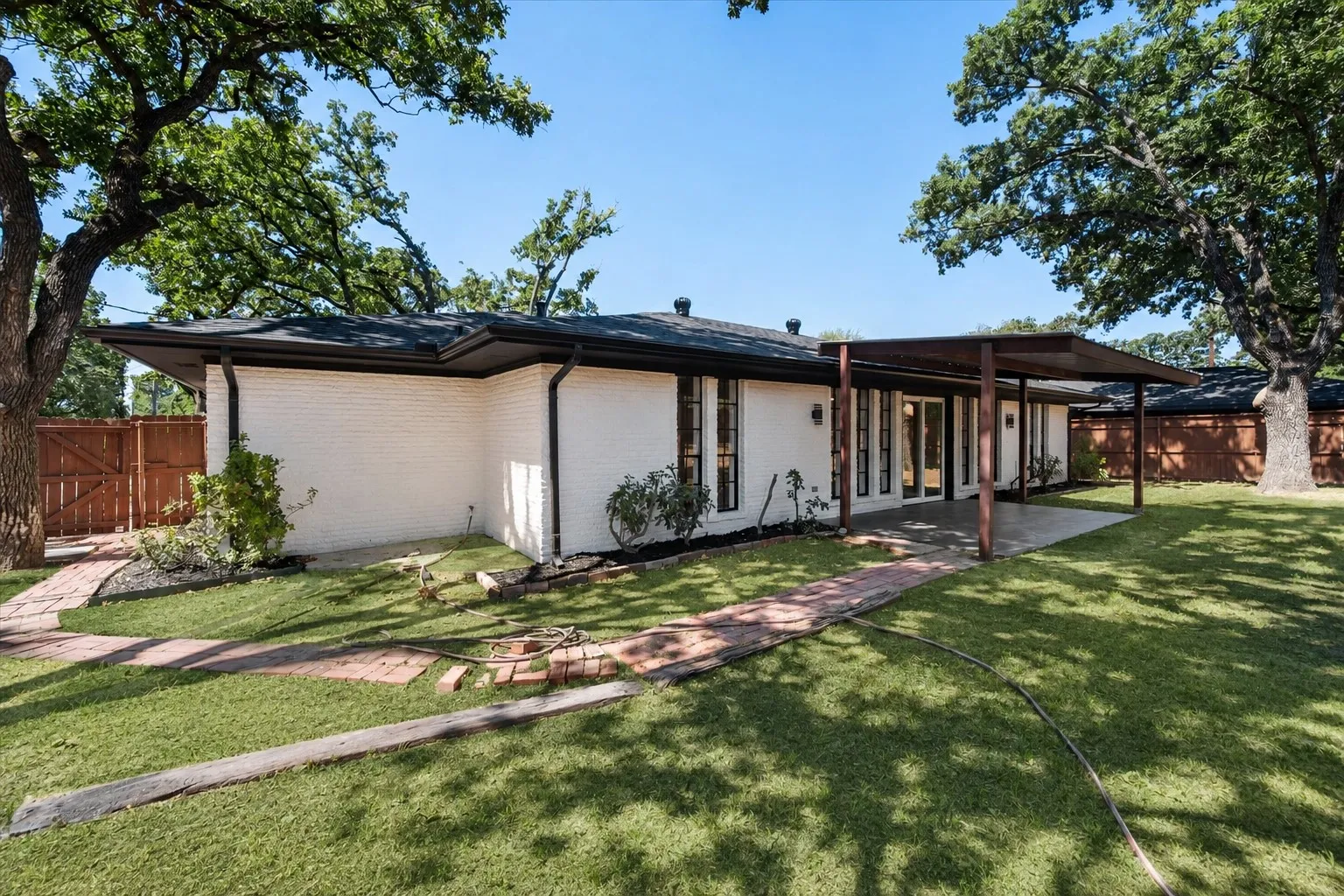 Single Family Residence For Sale in Navarro County , 904 Northwood, Corsicana, Texas 75110, 4 Bedroom, 2 Bathroom, Garage spaces, 2,265 Sqft, built in 1971, mls#21363445, Real Estate Agent in Corsicana, Homes For Sale in Navarro county, Homes For Sale in Corsicana, Realtor in Corsicana Texas, Real Estate Brokerage Independent Realty Texas, Luminita Cordes Realtor