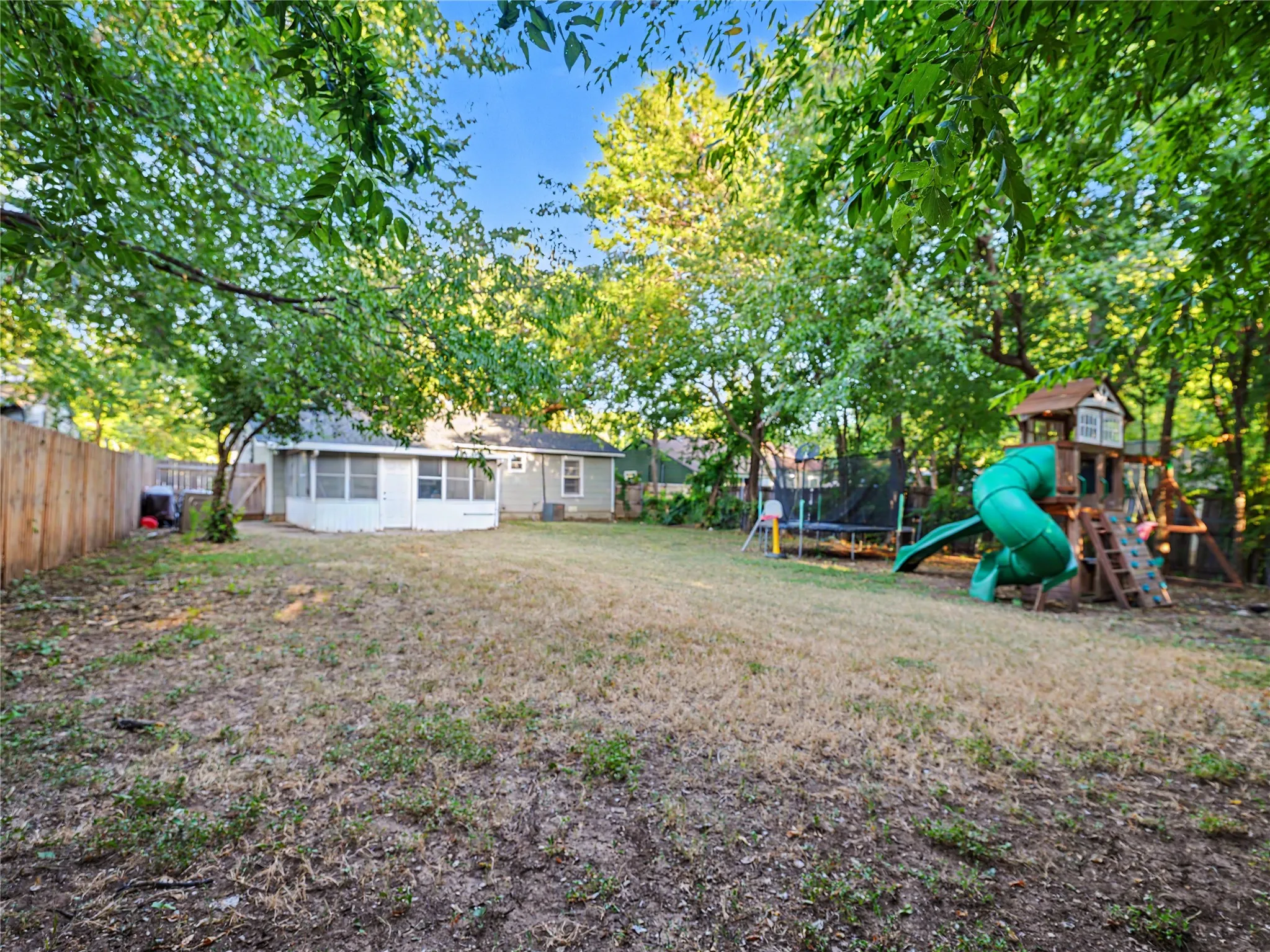 Single Family Residence For Rent in Tarrant County , 5008 Gilbert Drive, Fort Worth, Texas 76116, 3 Bedroom, 1 Bathroom, Garage spaces, 1,130 Sqft, built in 1951, mls#21365128, Real Estate Agent in Fort Worth, Homes For Rent in Tarrant county, Homes For Rent in Fort Worth, Realtor in Fort Worth Texas, Real Estate Brokerage Independent Realty Texas, Luminita Cordes Realtor