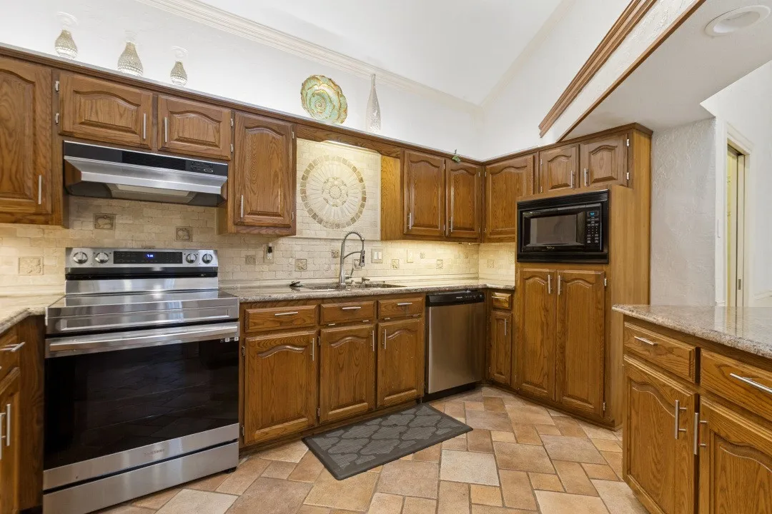 Single Family Residence For Rent in Dallas County , 2817 Big Oaks Drive, Garland, Texas 75044, 3 Bedroom, 2 Bathroom, 2 Garage spaces, 1,761 Sqft, built in 1986, mls#21365130, Real Estate Agent in Garland, Homes For Rent in Dallas county, Homes For Rent in Garland, Realtor in Garland Texas, Real Estate Brokerage Independent Realty Texas, Luminita Cordes Realtor